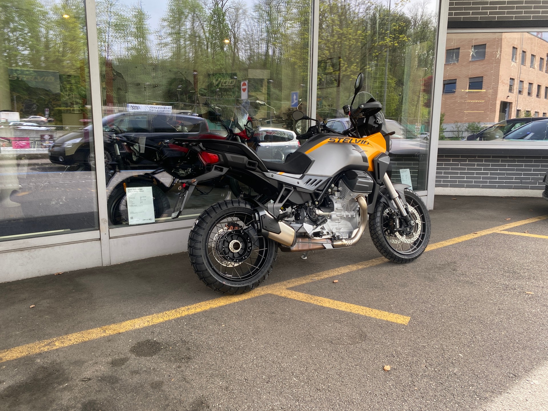 MOTO GUZZI Stelvio  PFF-RAS-showroom-element-1