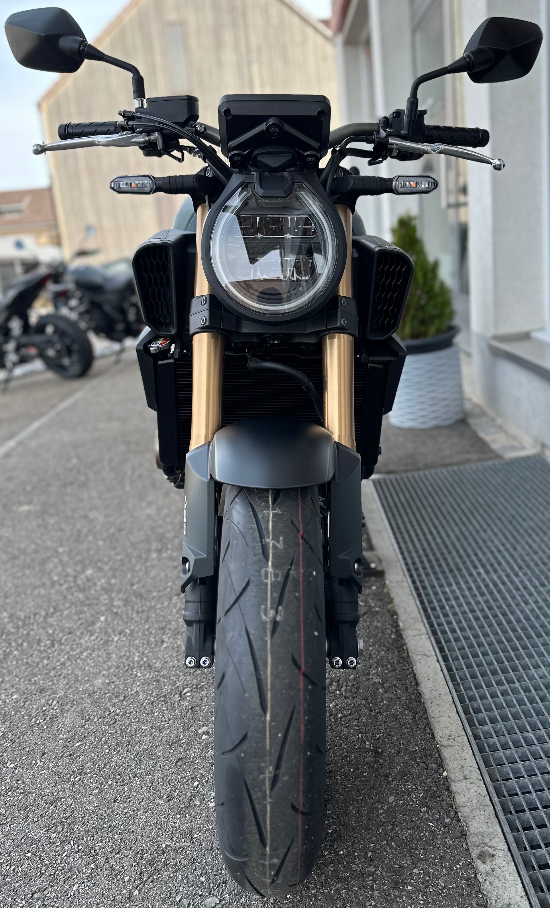 HONDA CB 650 R-showroom-element-1