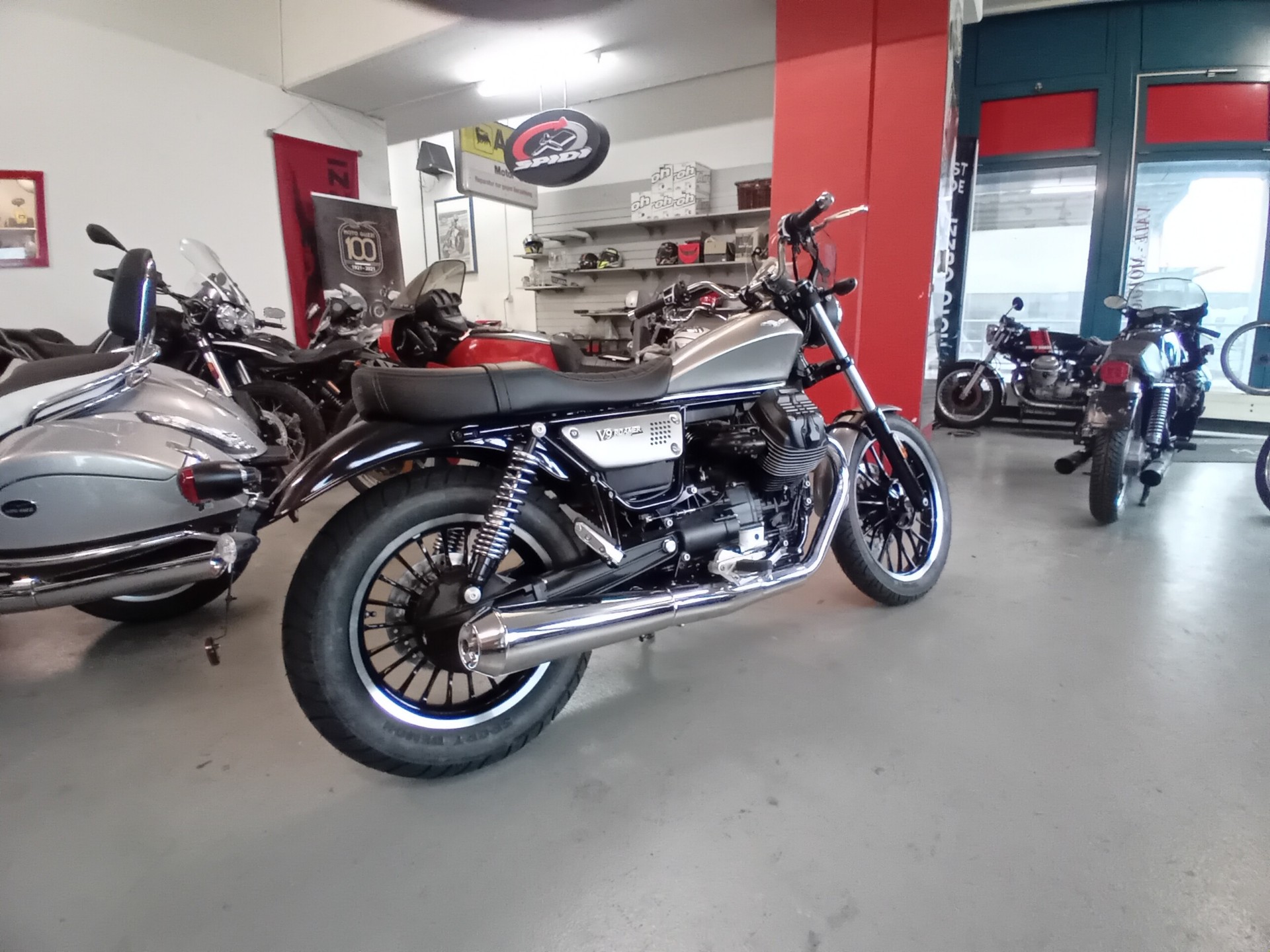 MOTO GUZZI V9 850 Roamer