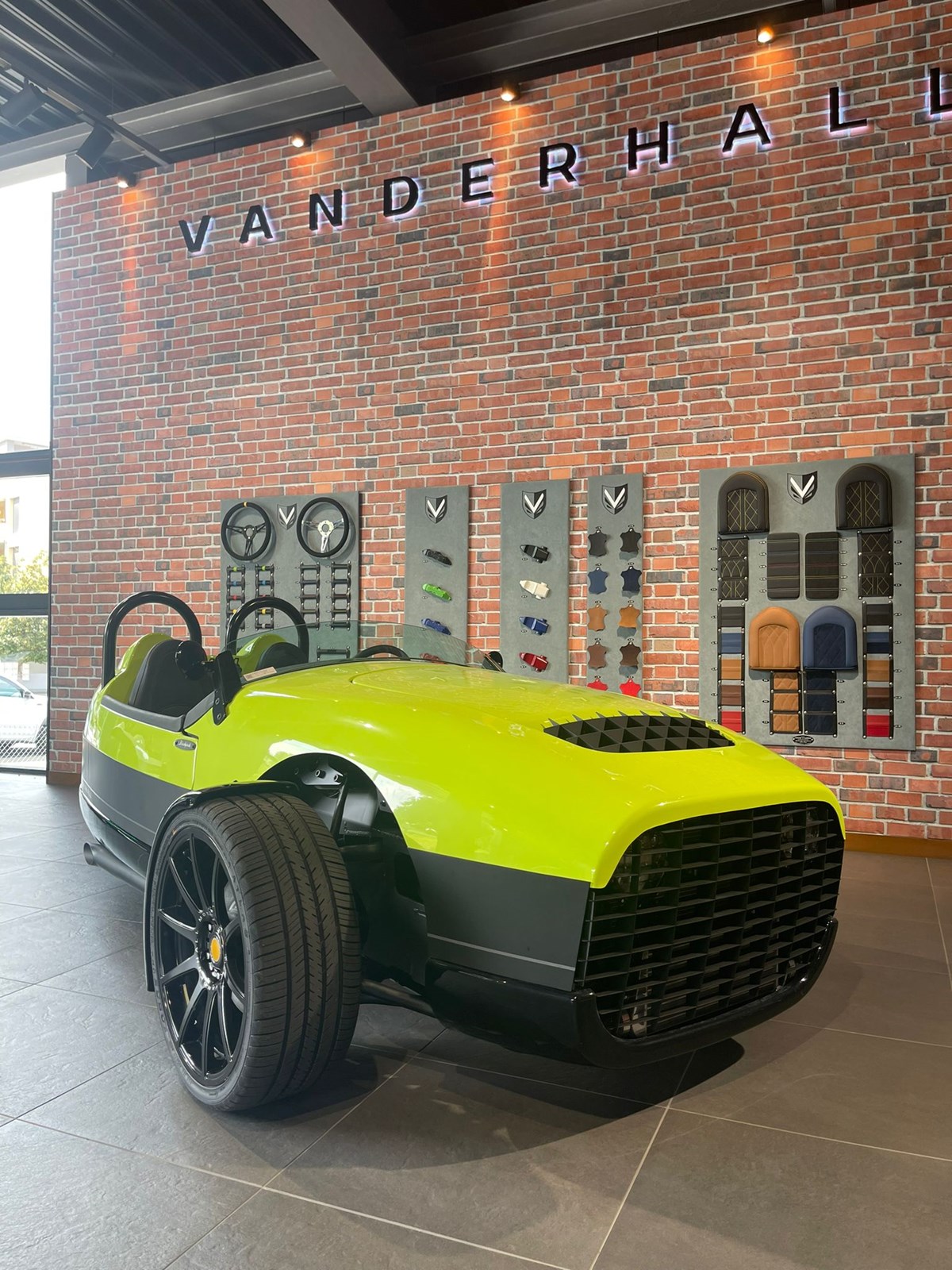 VANDERHALL Carmel Black Jack-showroom-element-1
