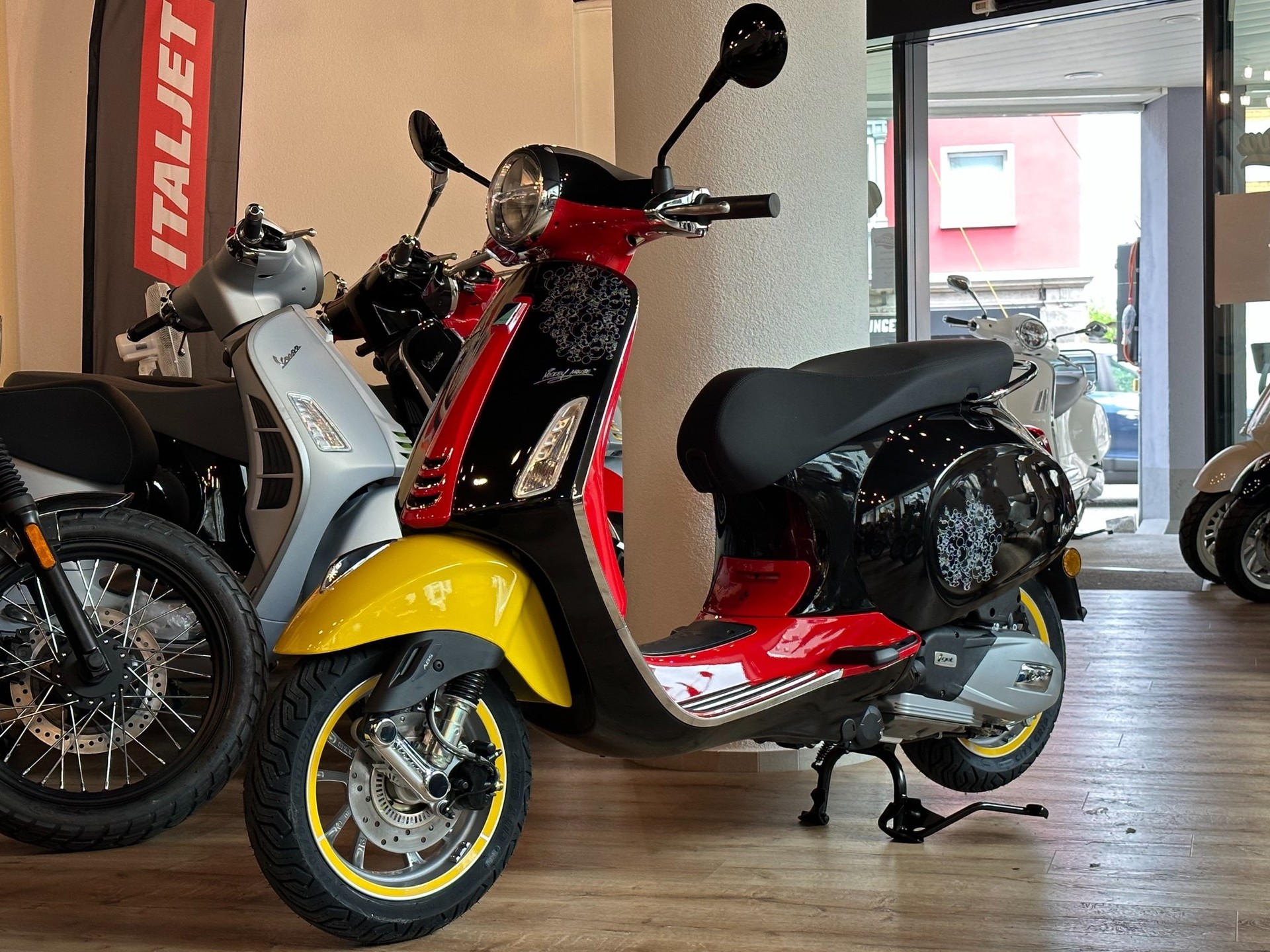 PIAGGIO Vespa 125 Primavera Disney Mickey Mouse Edition-showroom-element-2