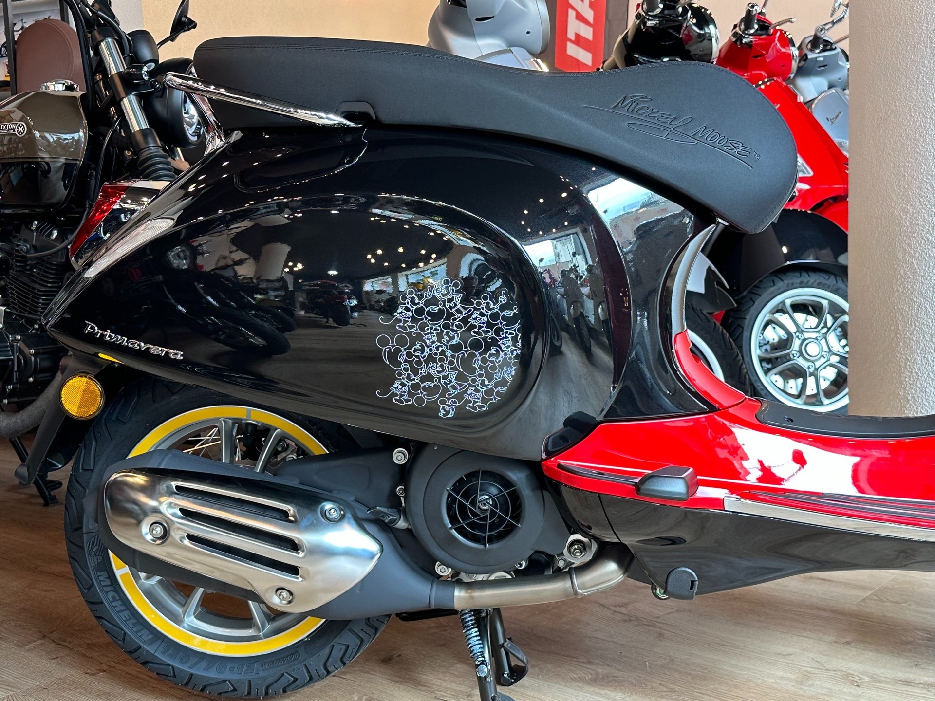 PIAGGIO Vespa 125 Primavera Disney Mickey Mouse Edition-showroom-element-3