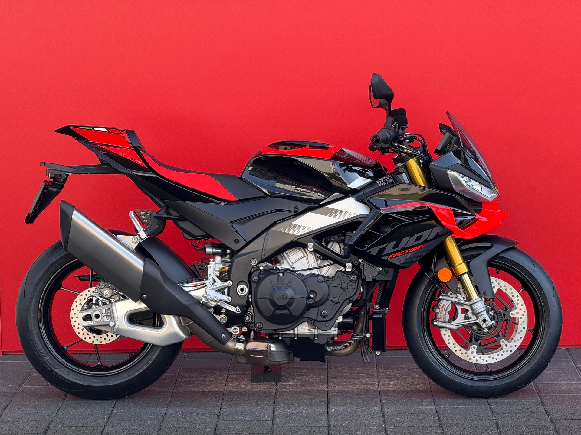 APRILIA Tuono V4 1100 Factory MY25-showroom-element-1