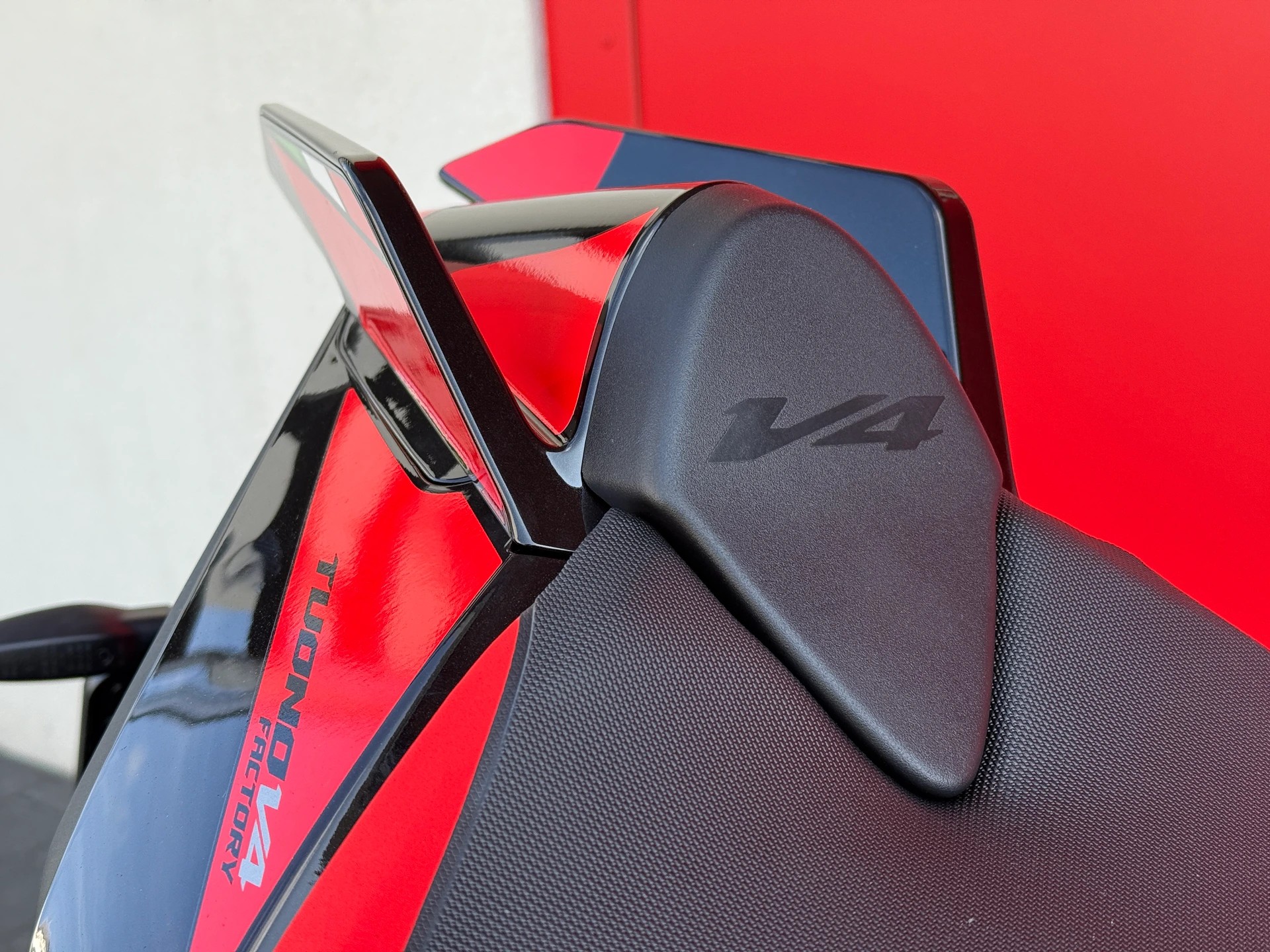 APRILIA Tuono V4 1100 Factory MY25-image-2