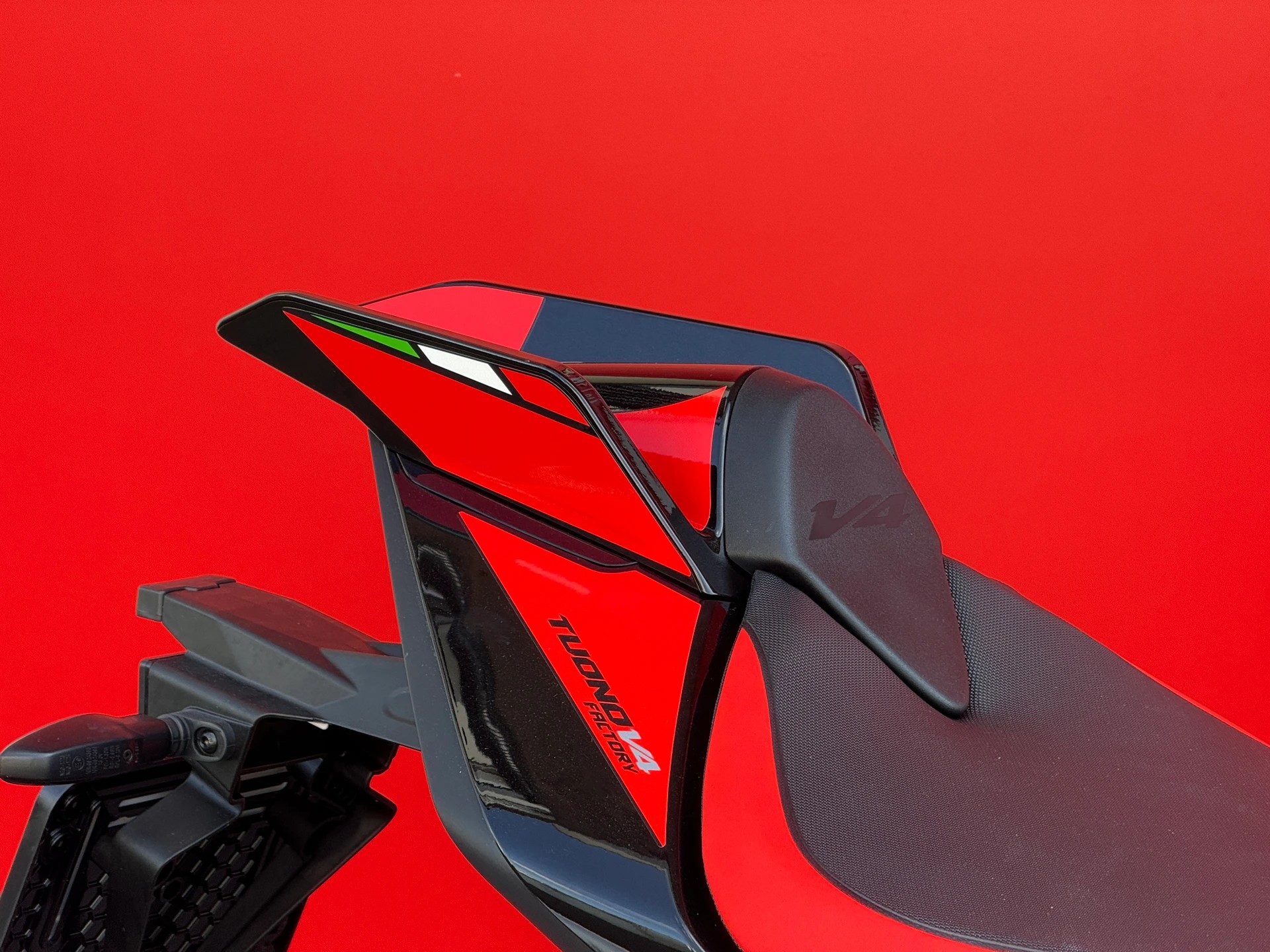 APRILIA Tuono V4 1100 Factory MY25-image-11