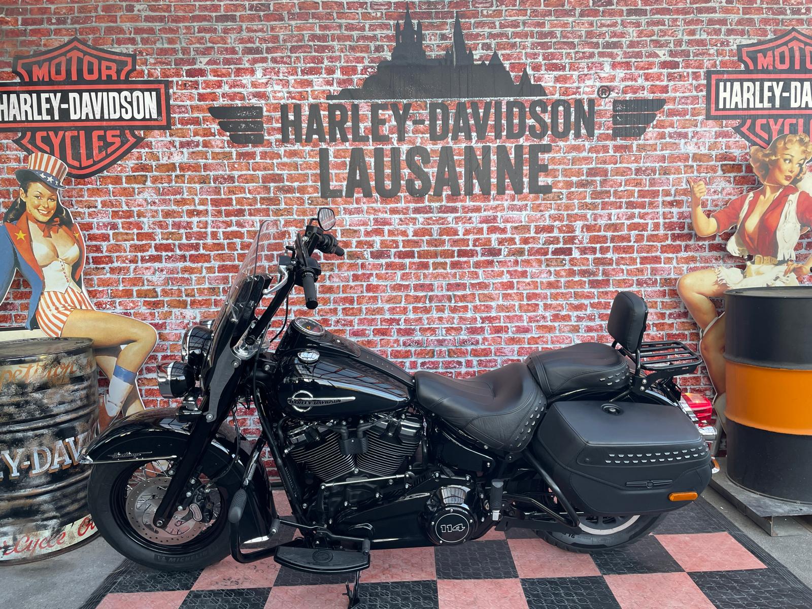 HARLEY-DAVIDSON FLHCS Heritage Classic 114 ABS-showroom-element-1