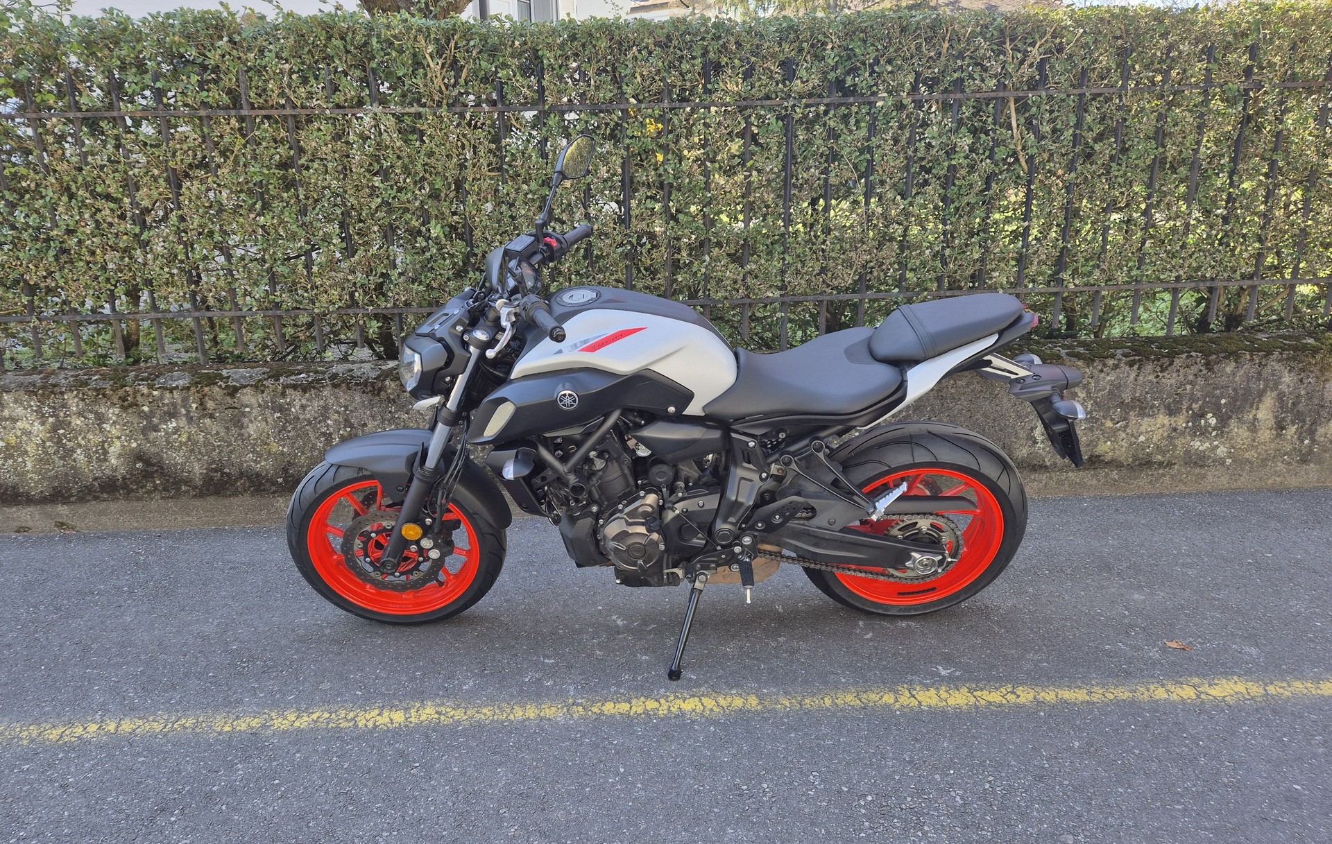 YAMAHA MT-07 ABS (35kW)-showroom-element-3
