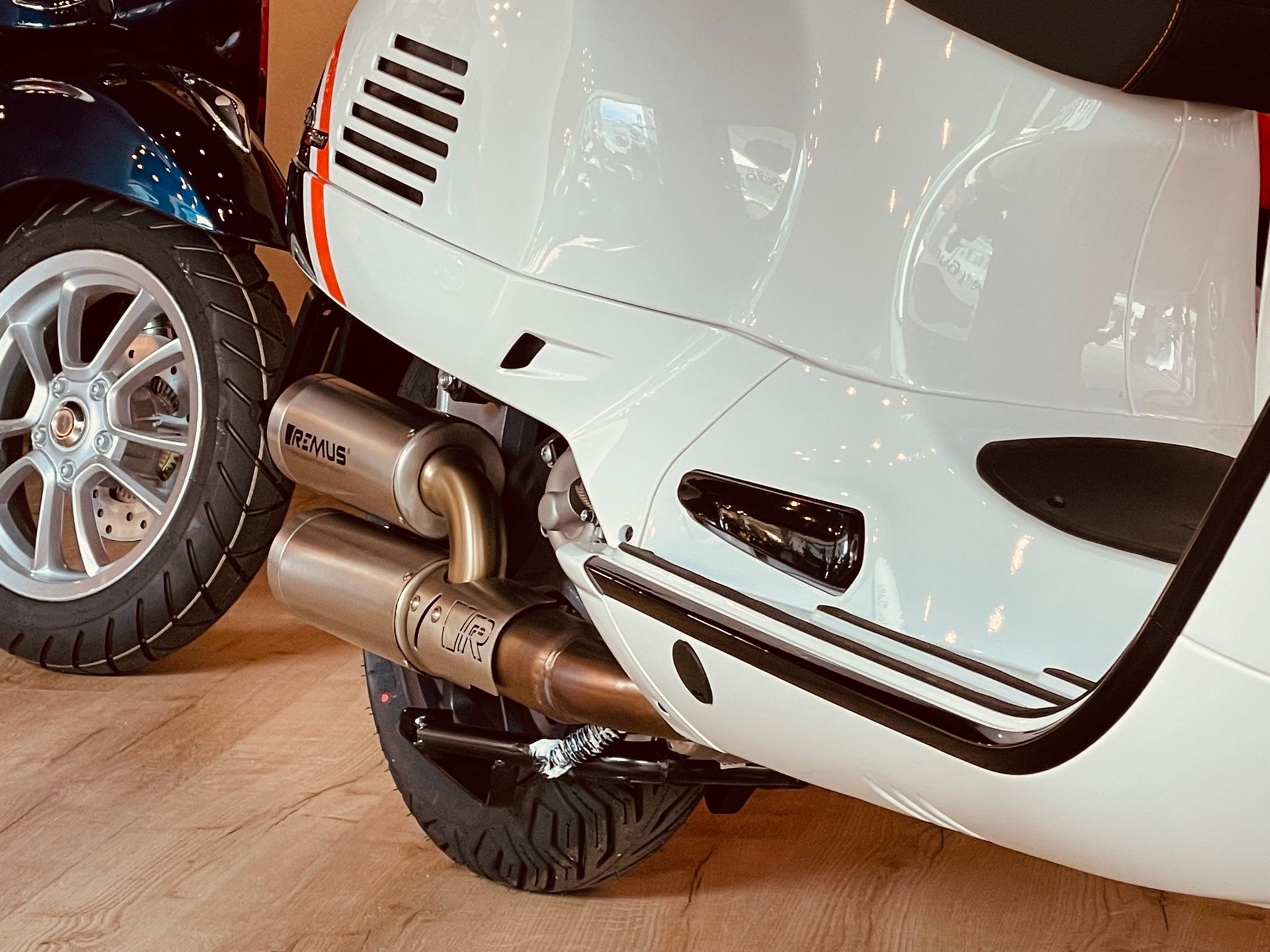 PIAGGIO Vespa GTS 300 Super Sport ABS REMUS