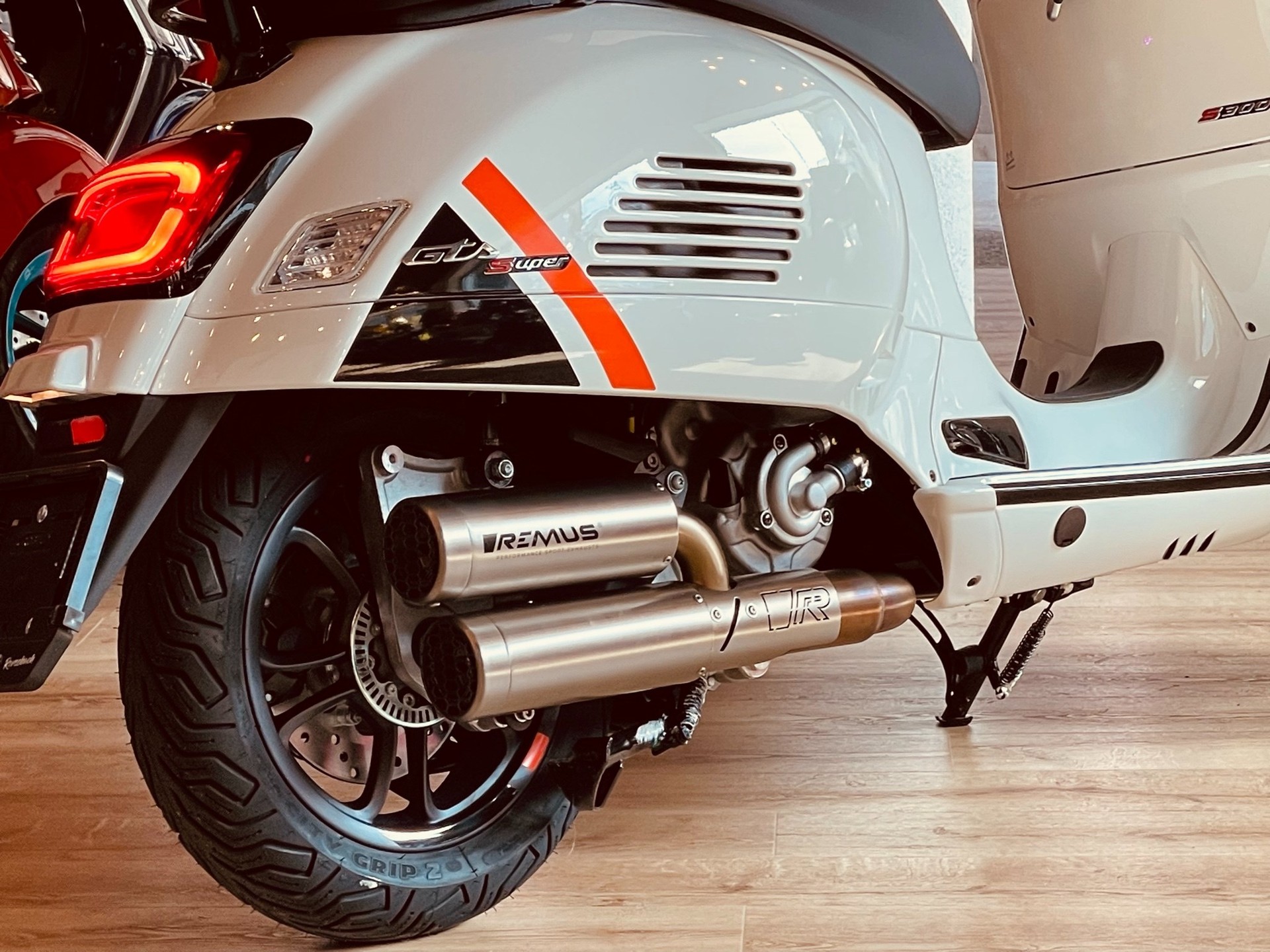 PIAGGIO Vespa GTS 300 Super Sport ABS REMUS-showroom-element-3