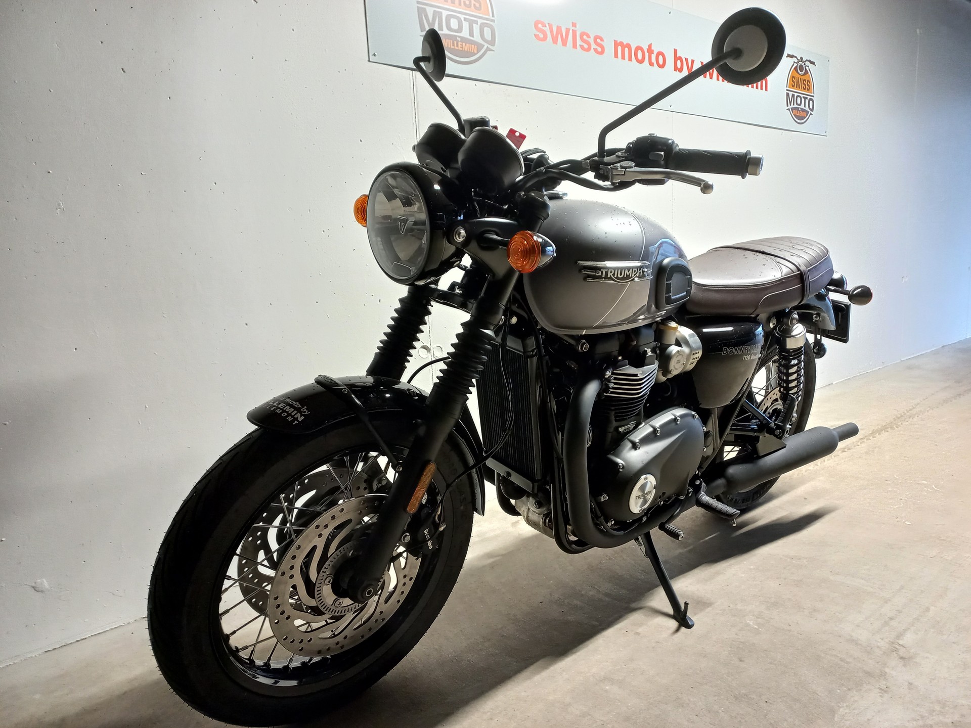 TRIUMPH Bonneville T120 Black-showroom-element-2