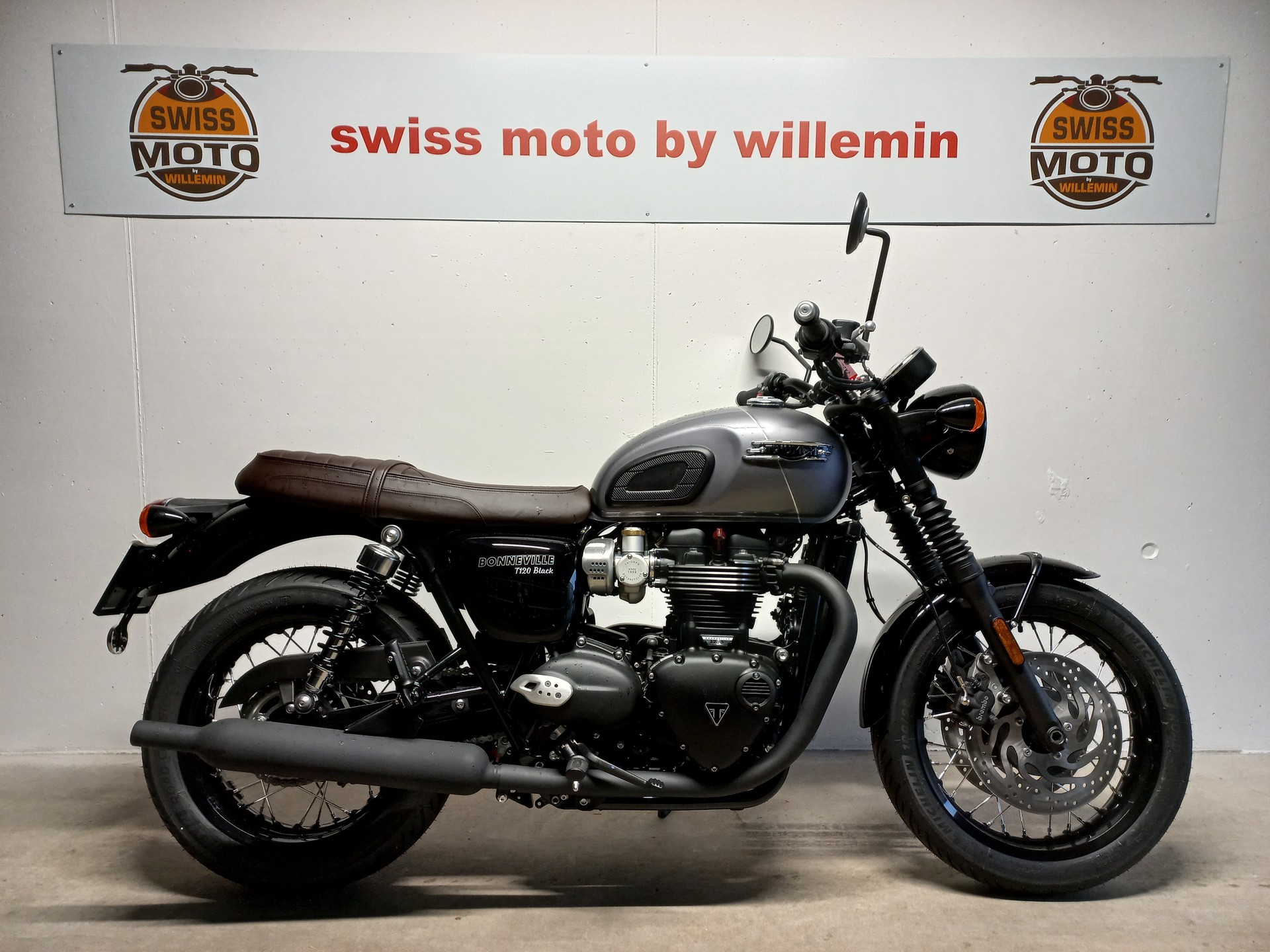 TRIUMPH Bonneville T120 Black-showroom-element-1