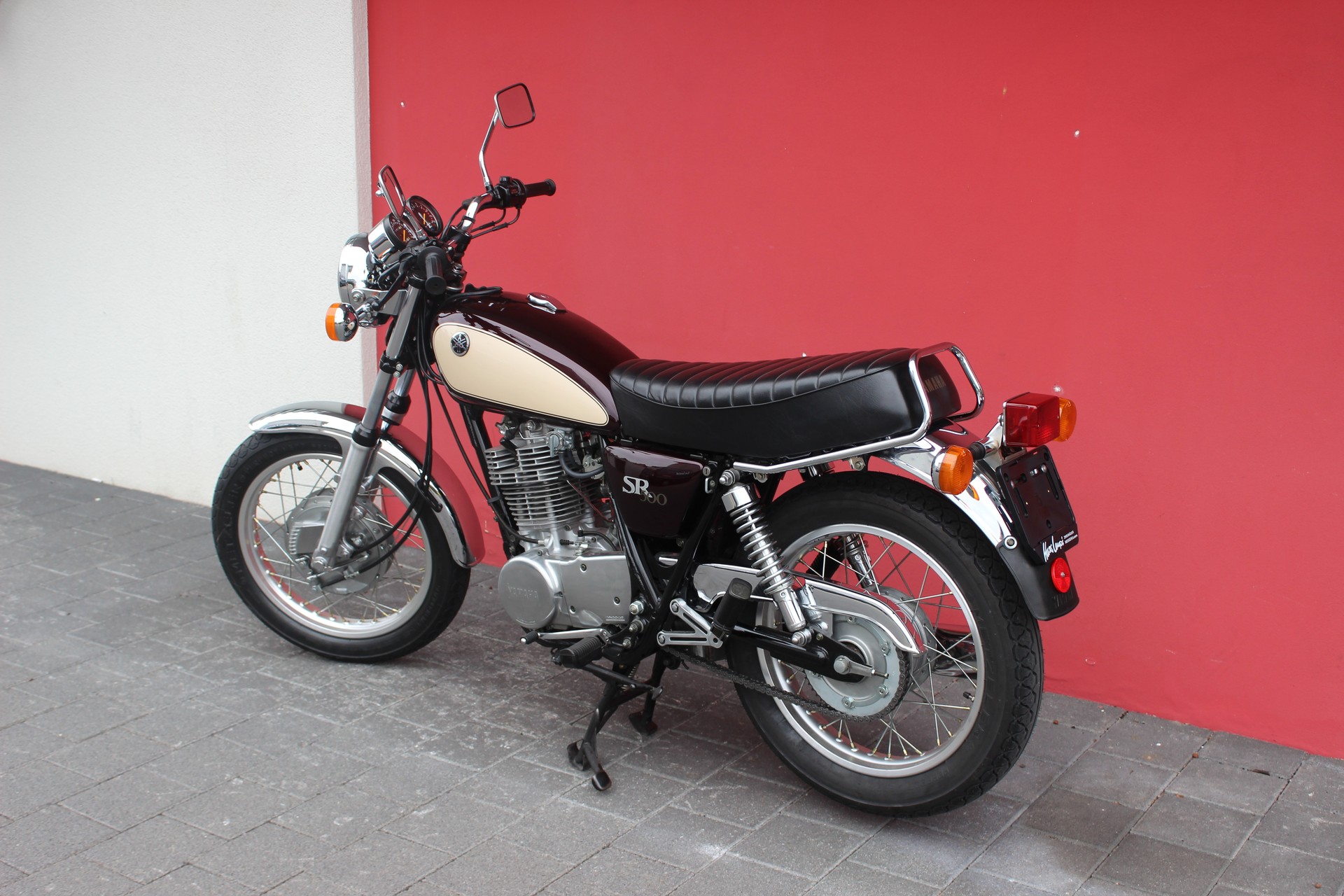 YAMAHA SR 500-showroom-element-3