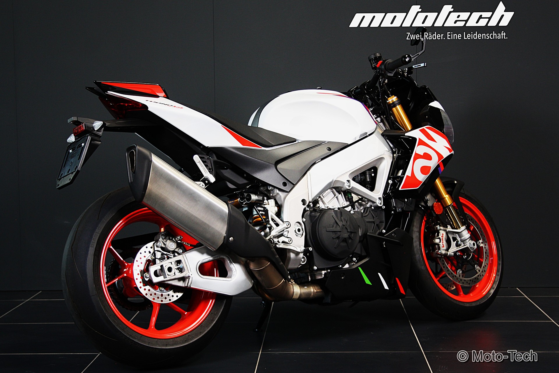 APRILIA Tuono V4 1100 Factory-showroom-element-2