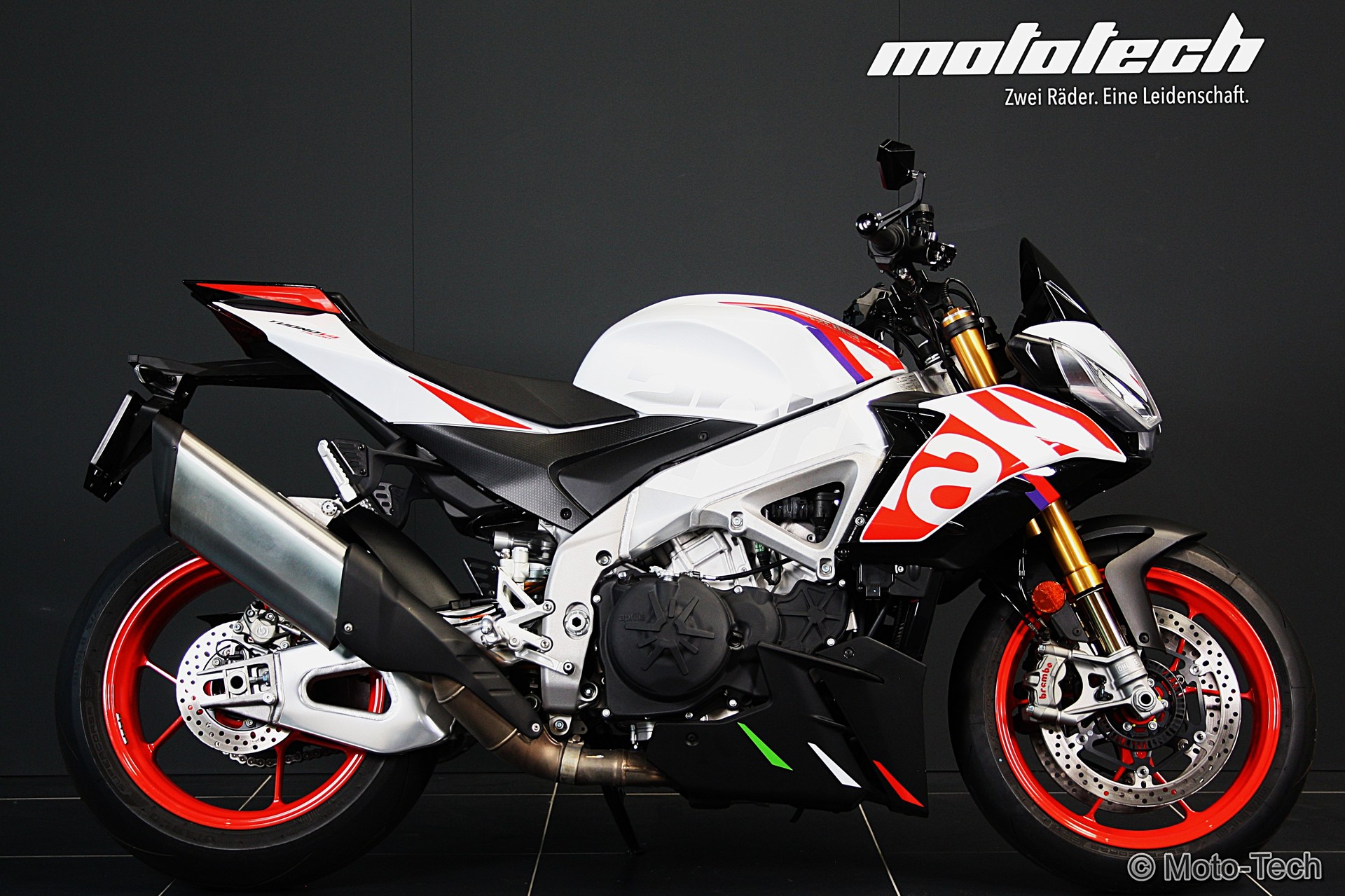 APRILIA Tuono V4 1100 Factory-showroom-element-1