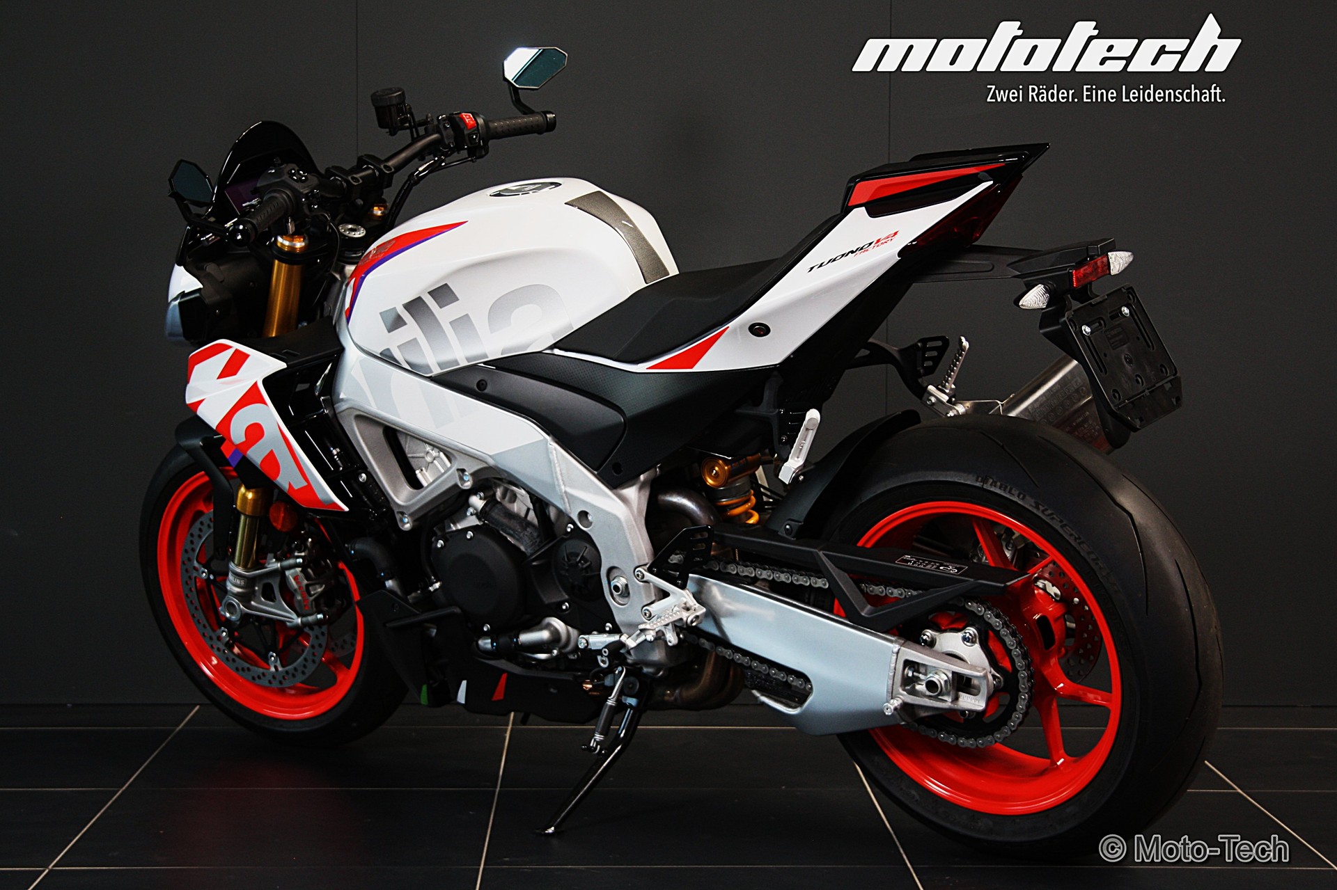 APRILIA Tuono V4 1100 Factory-showroom-element-3