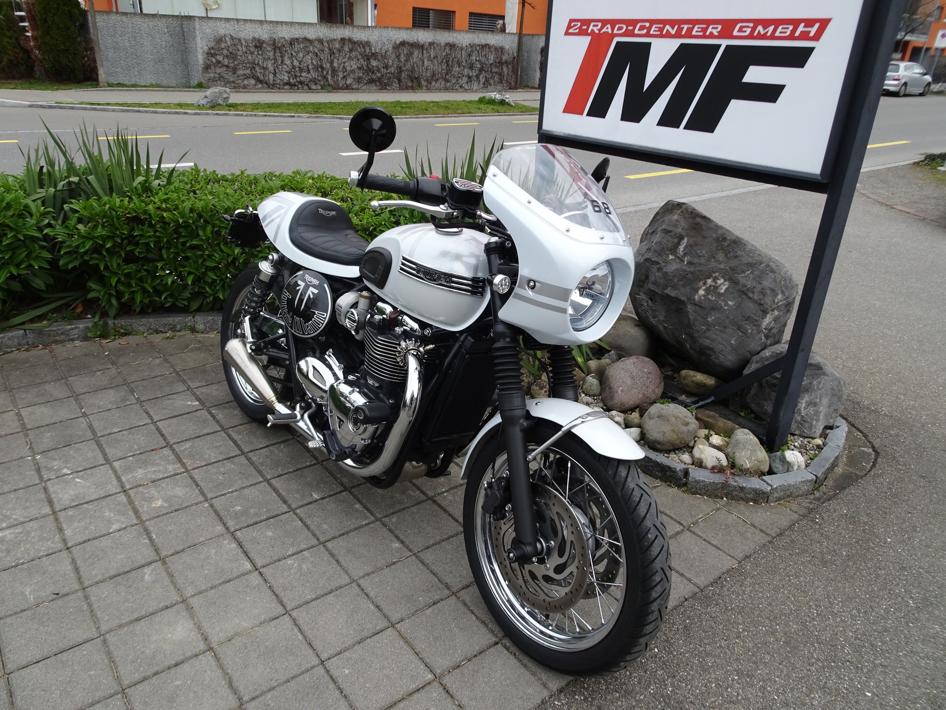 TRIUMPH Bonneville T120 ABS-showroom-element-1