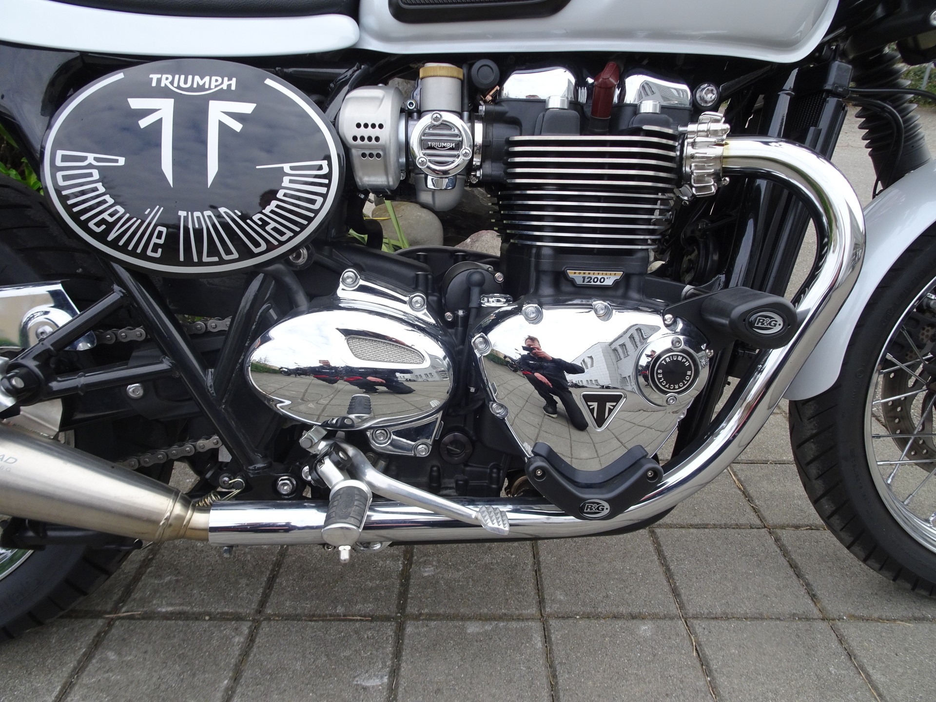 TRIUMPH Bonneville T120 ABS-showroom-element-3