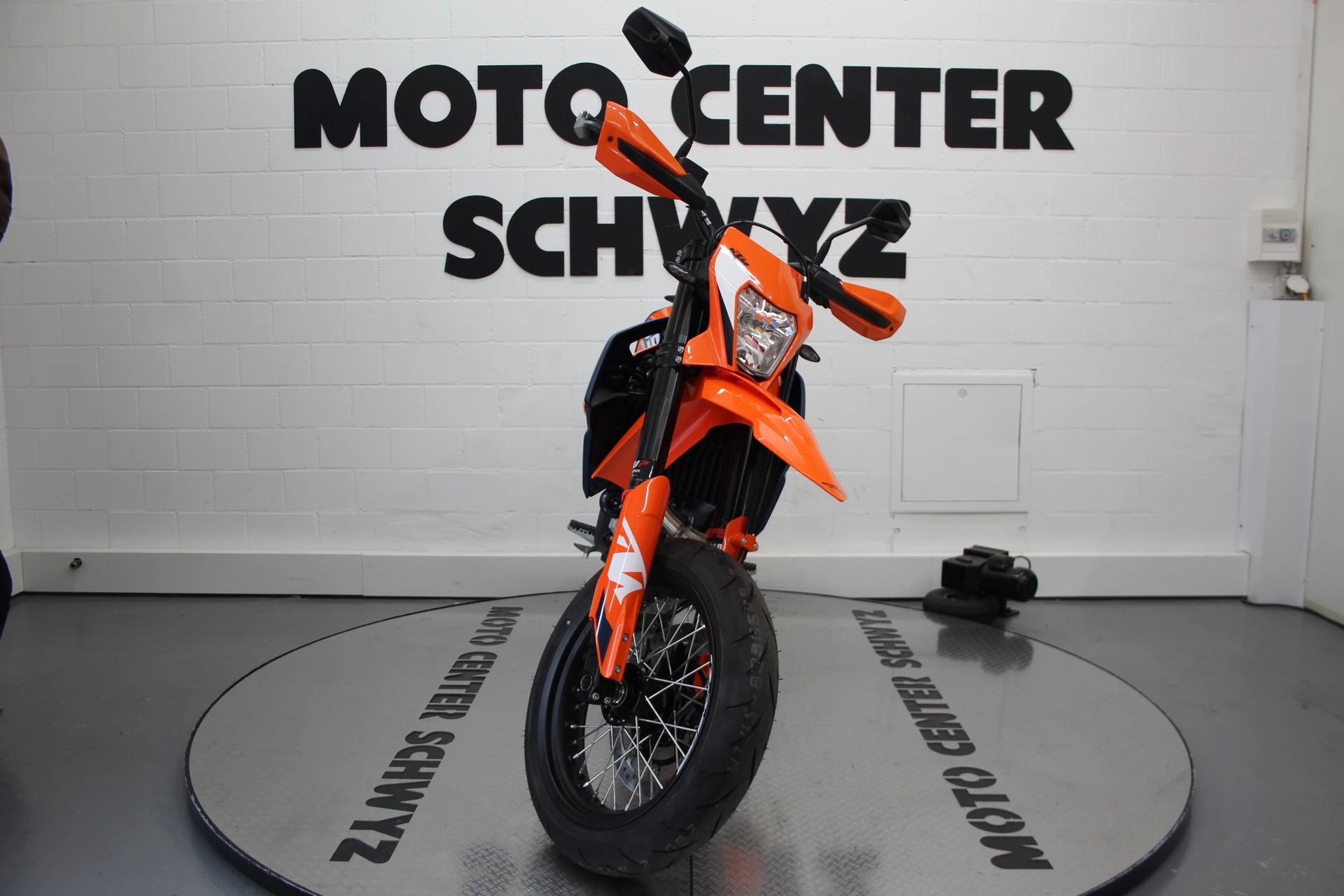 KTM SMC R-showroom-element-2