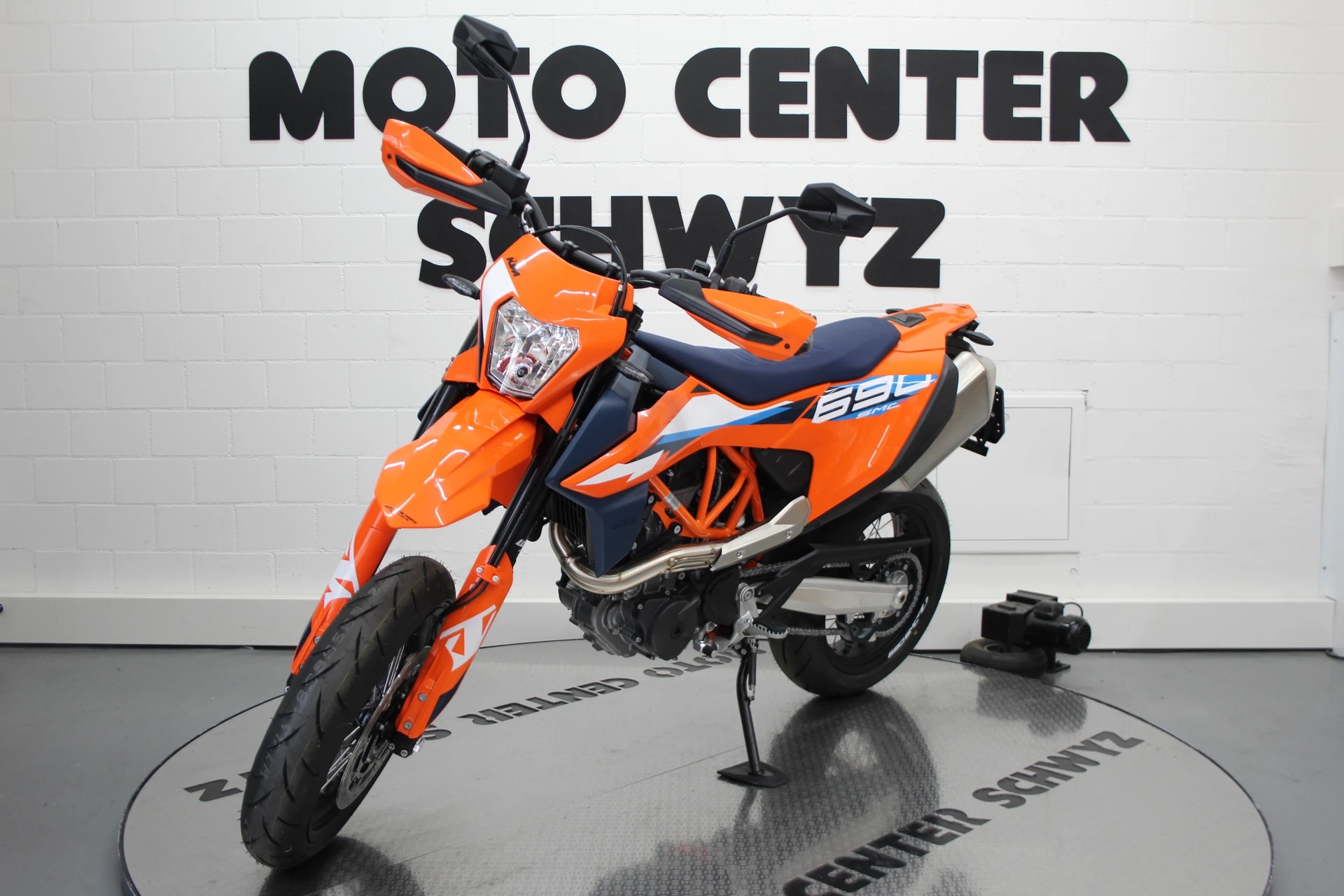 KTM SMC R-showroom-element-3