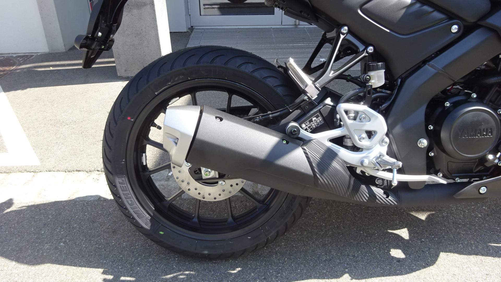 YAMAHA MT-125 ABS-showroom-element-3