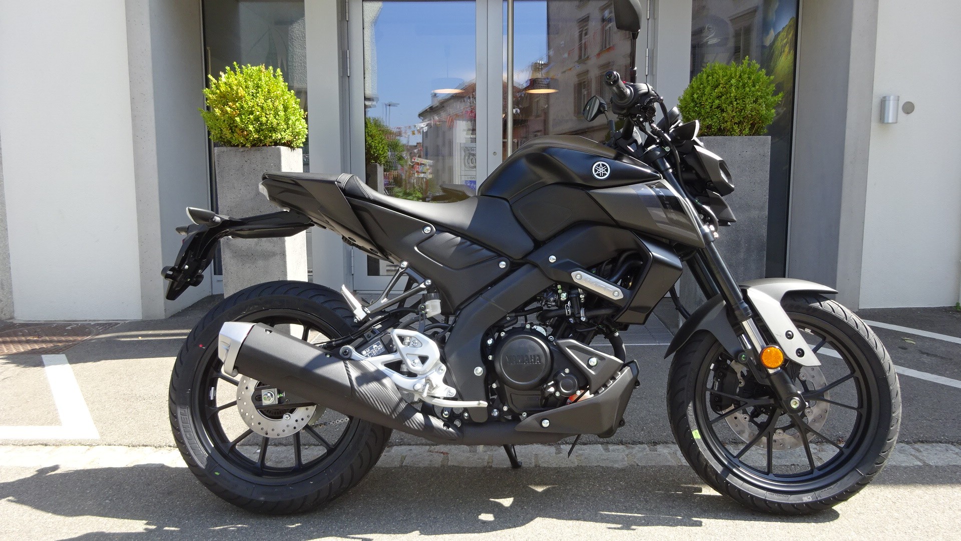 YAMAHA MT-125 ABS-showroom-element-1