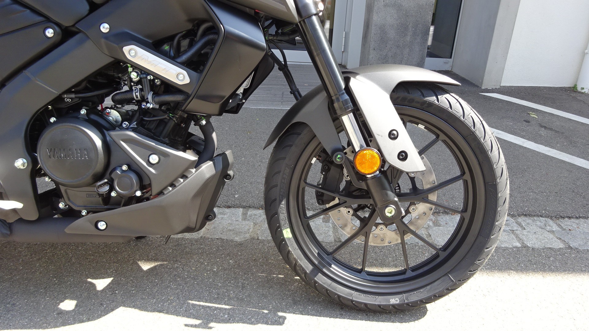 YAMAHA MT-125 ABS-showroom-element-2