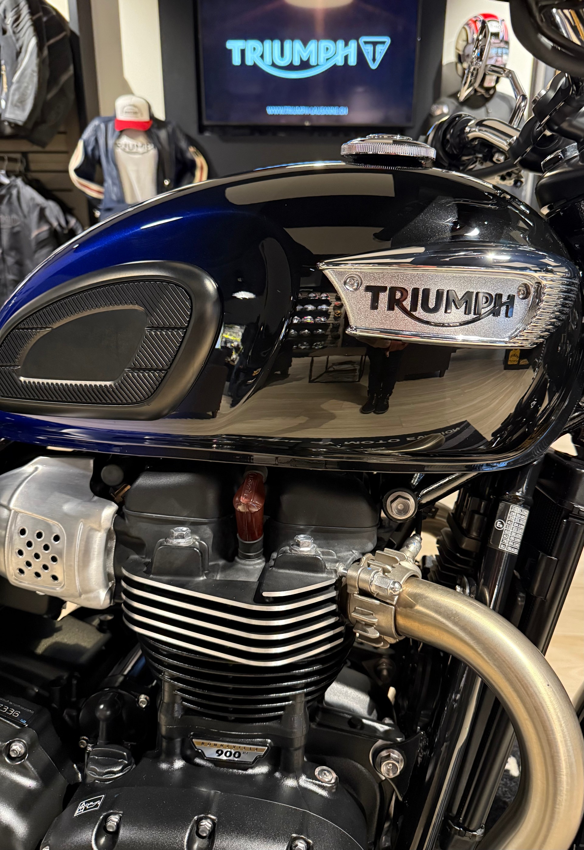 TRIUMPH Bonneville 900 T 100 Special Edition-showroom-element-1