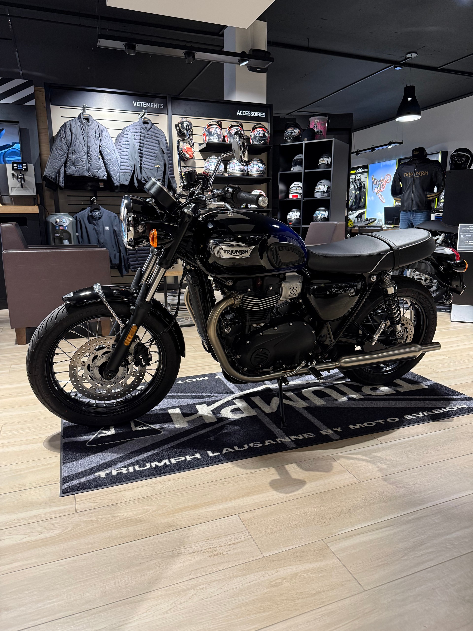 TRIUMPH Bonneville 900 T 100 Special Edition-showroom-element-3