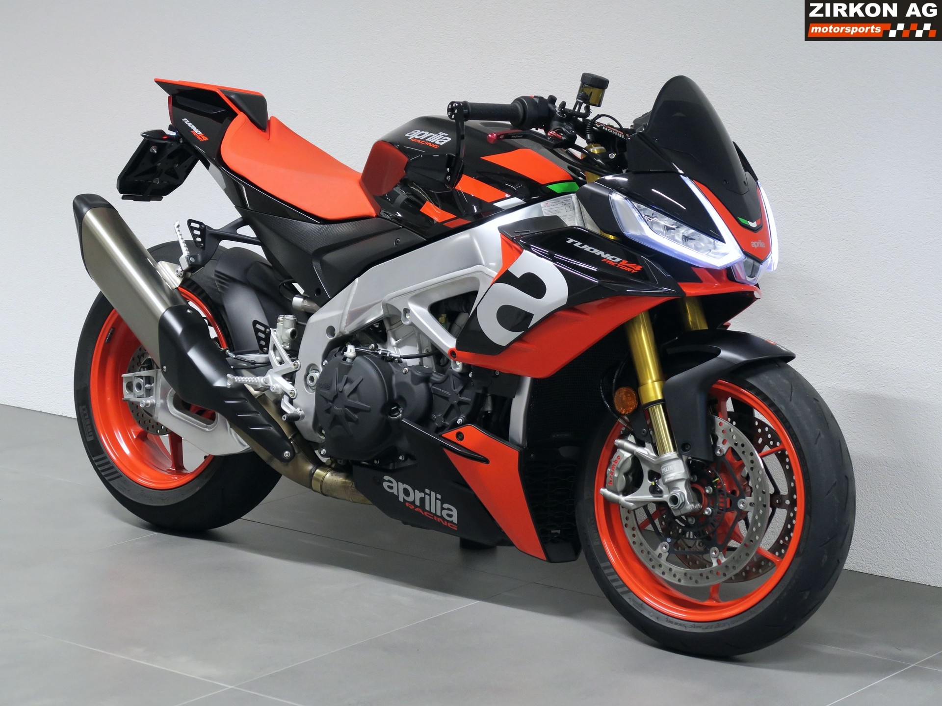 APRILIA Tuono V4 1100 Factory-showroom-element-2