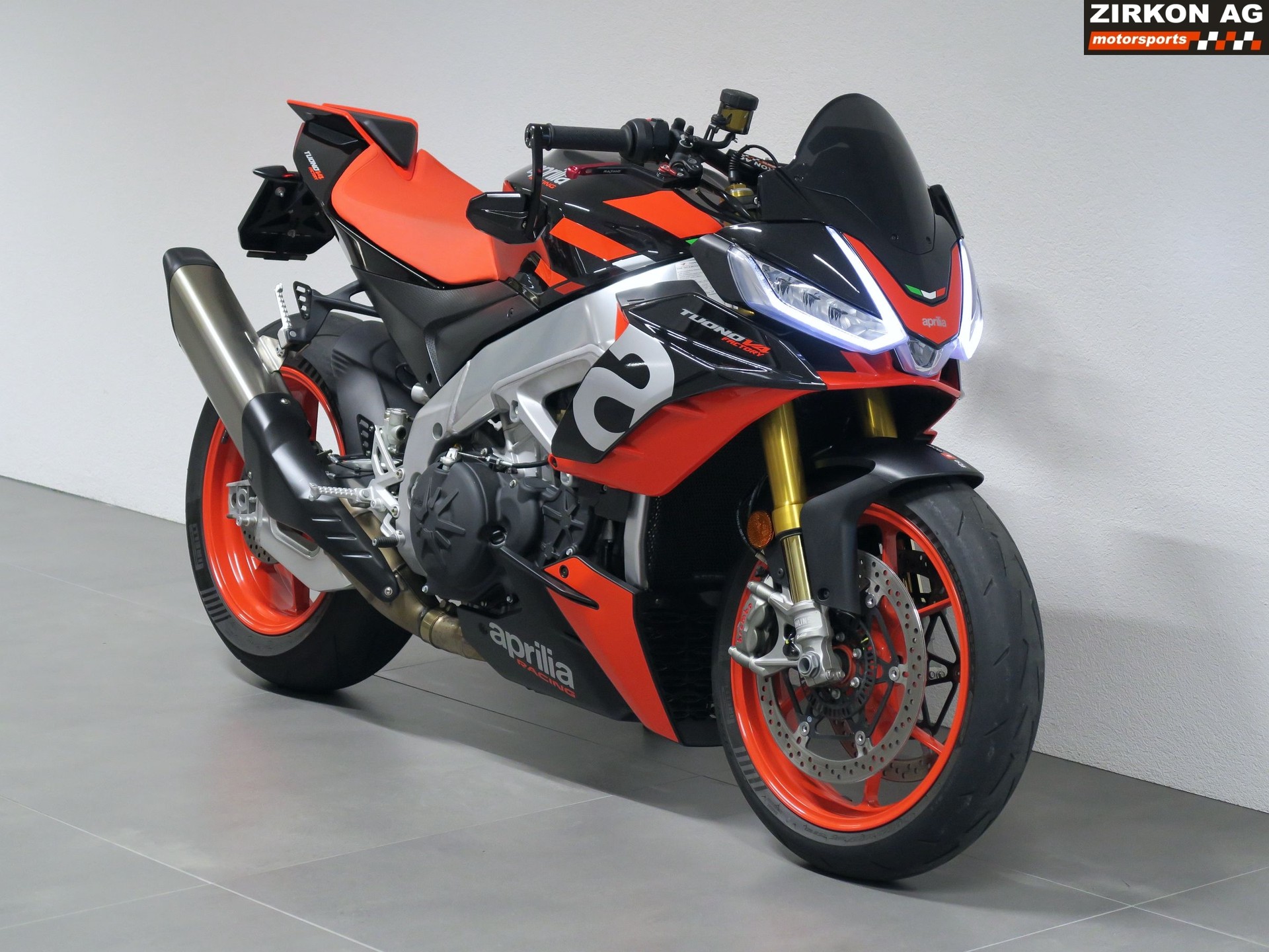 APRILIA Tuono V4 1100 Factory-showroom-element-3