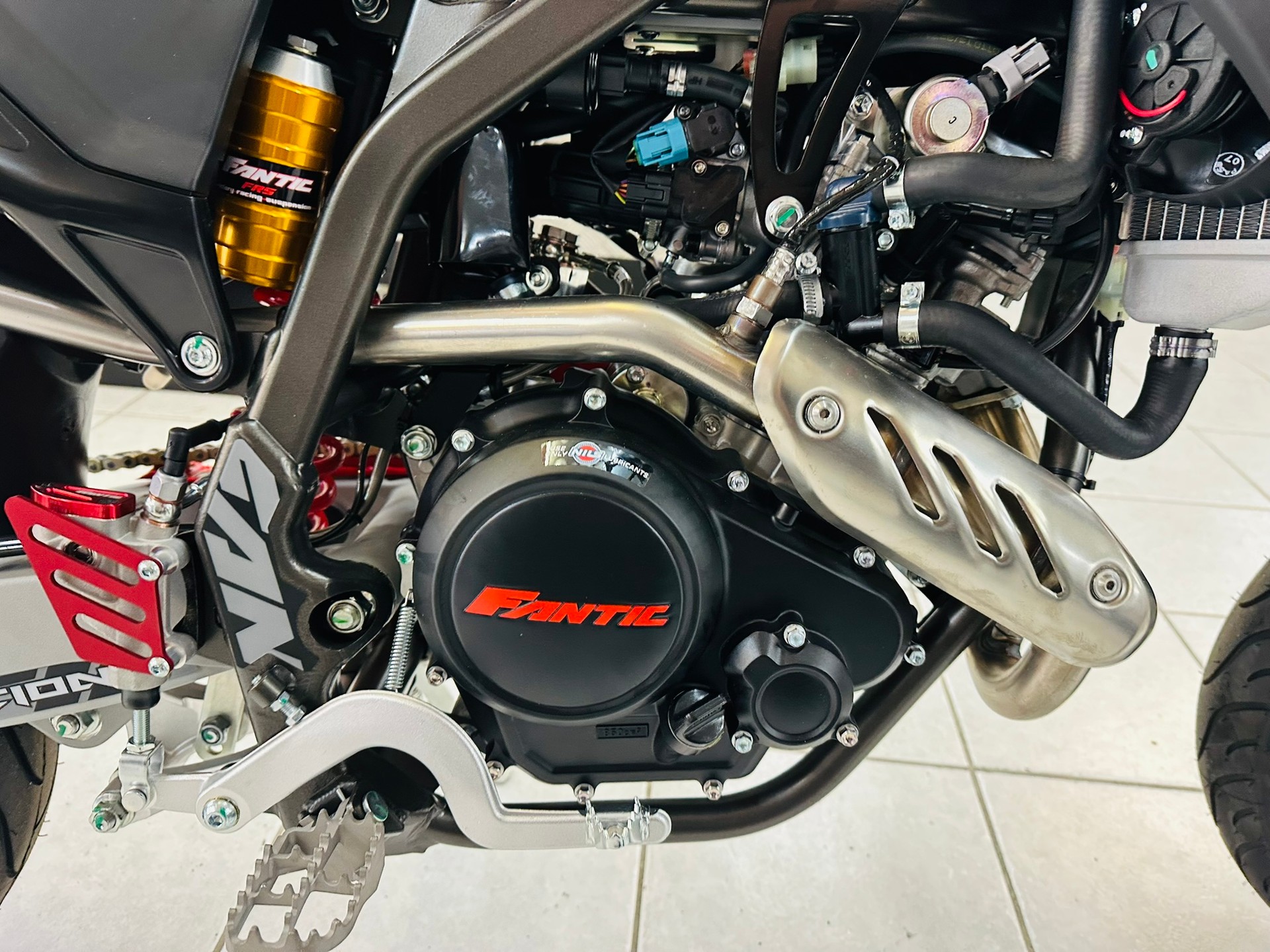 FANTIC XMF 125 Motard Competition-showroom-element-2