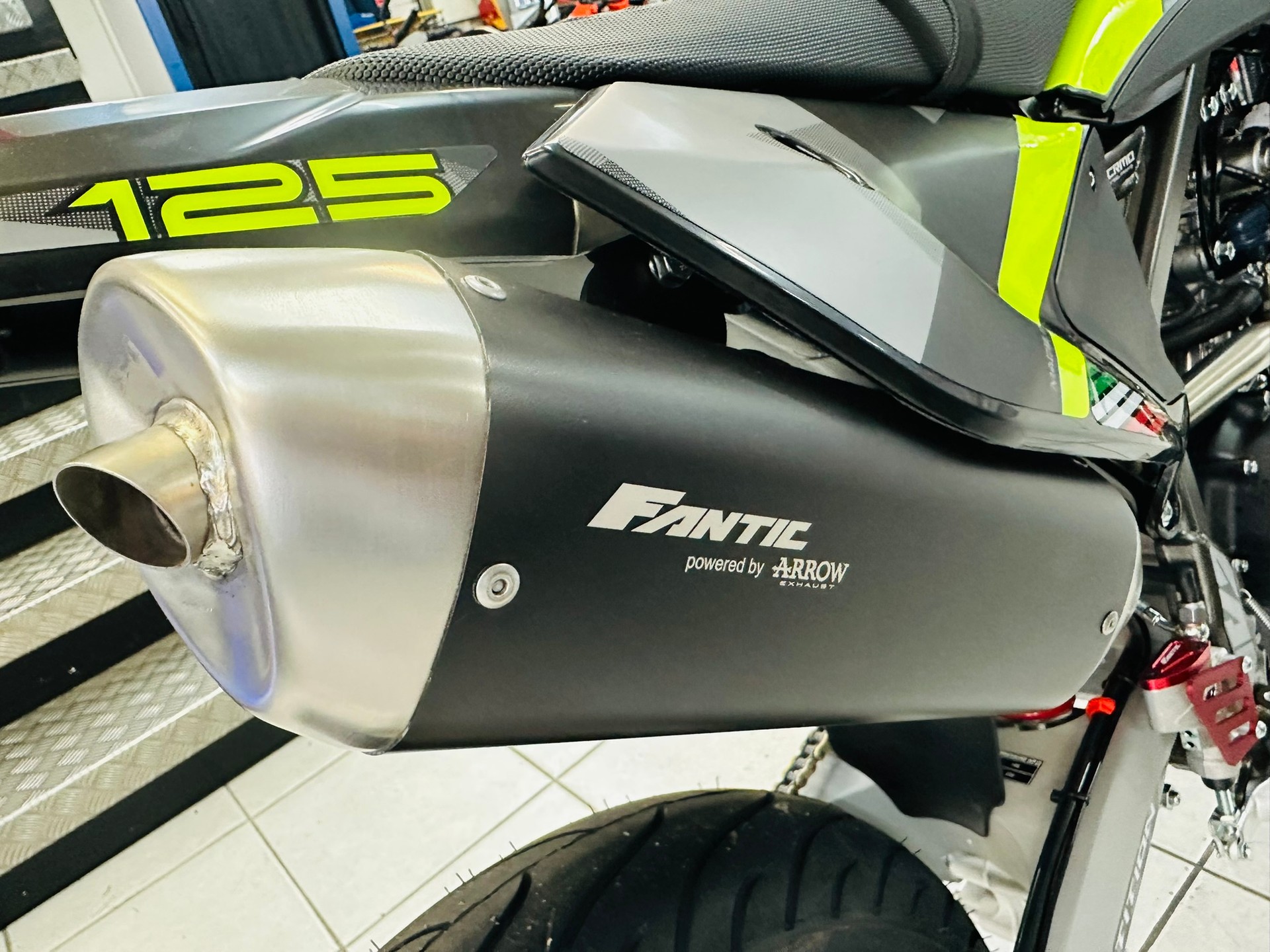 FANTIC XMF 125 Motard Competition-showroom-element-3