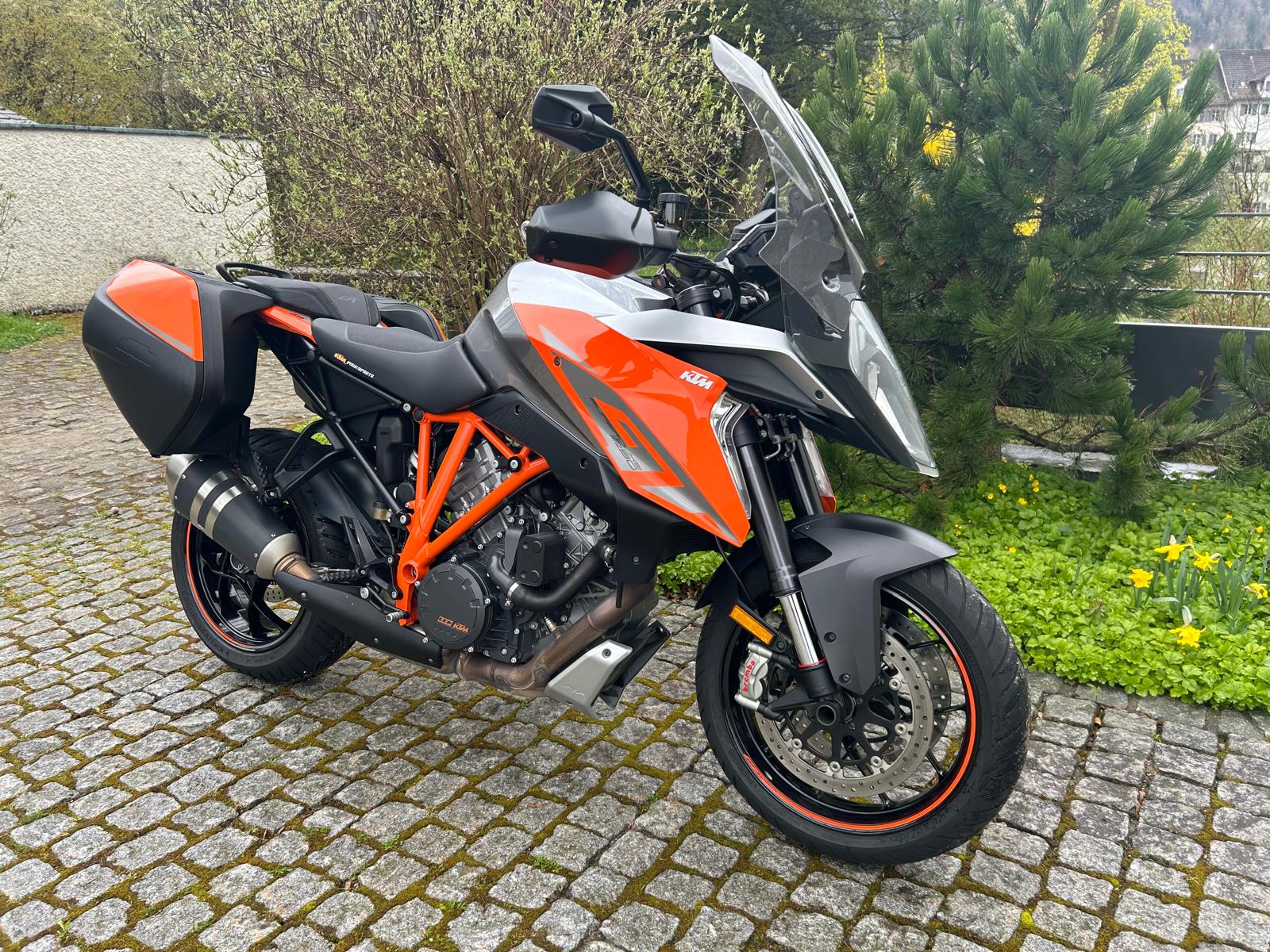 KTM 1290 Super Duke GT-image-2