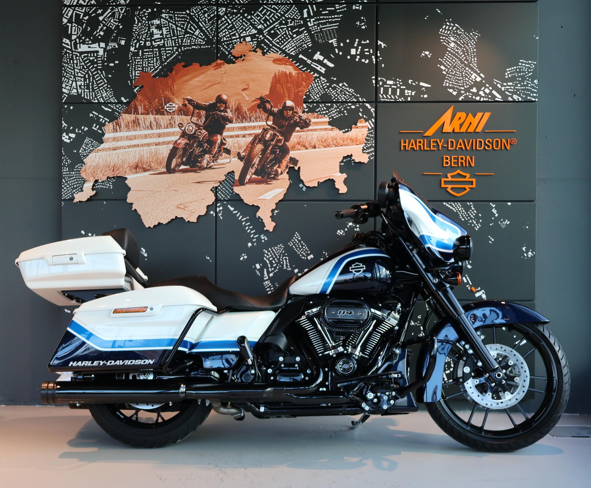 HARLEY-DAVIDSON FLHXS Street Glide Special Black Finish 114
