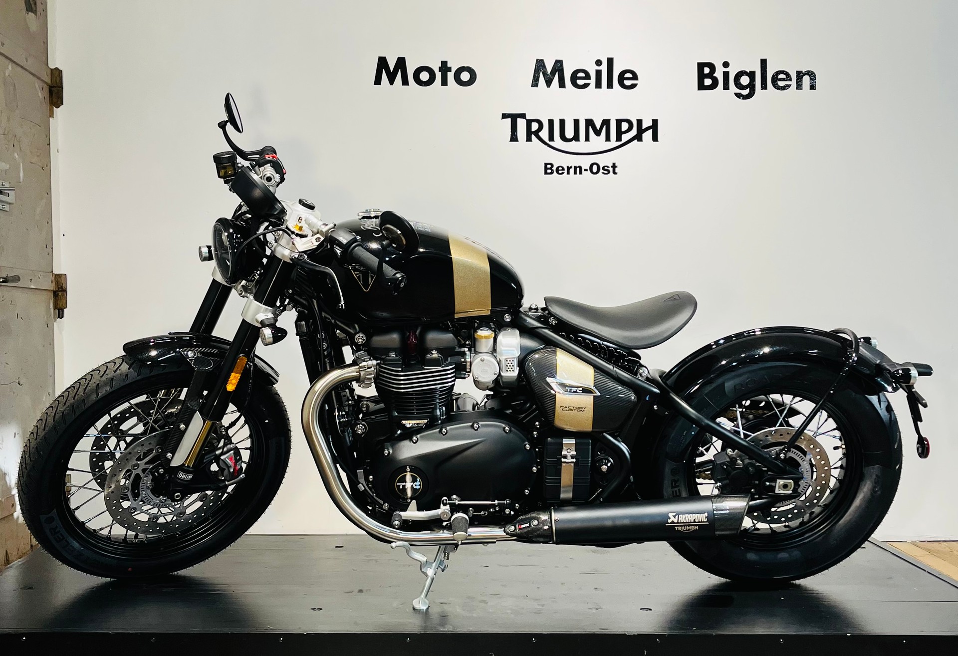 TRIUMPH-showroom-element-3