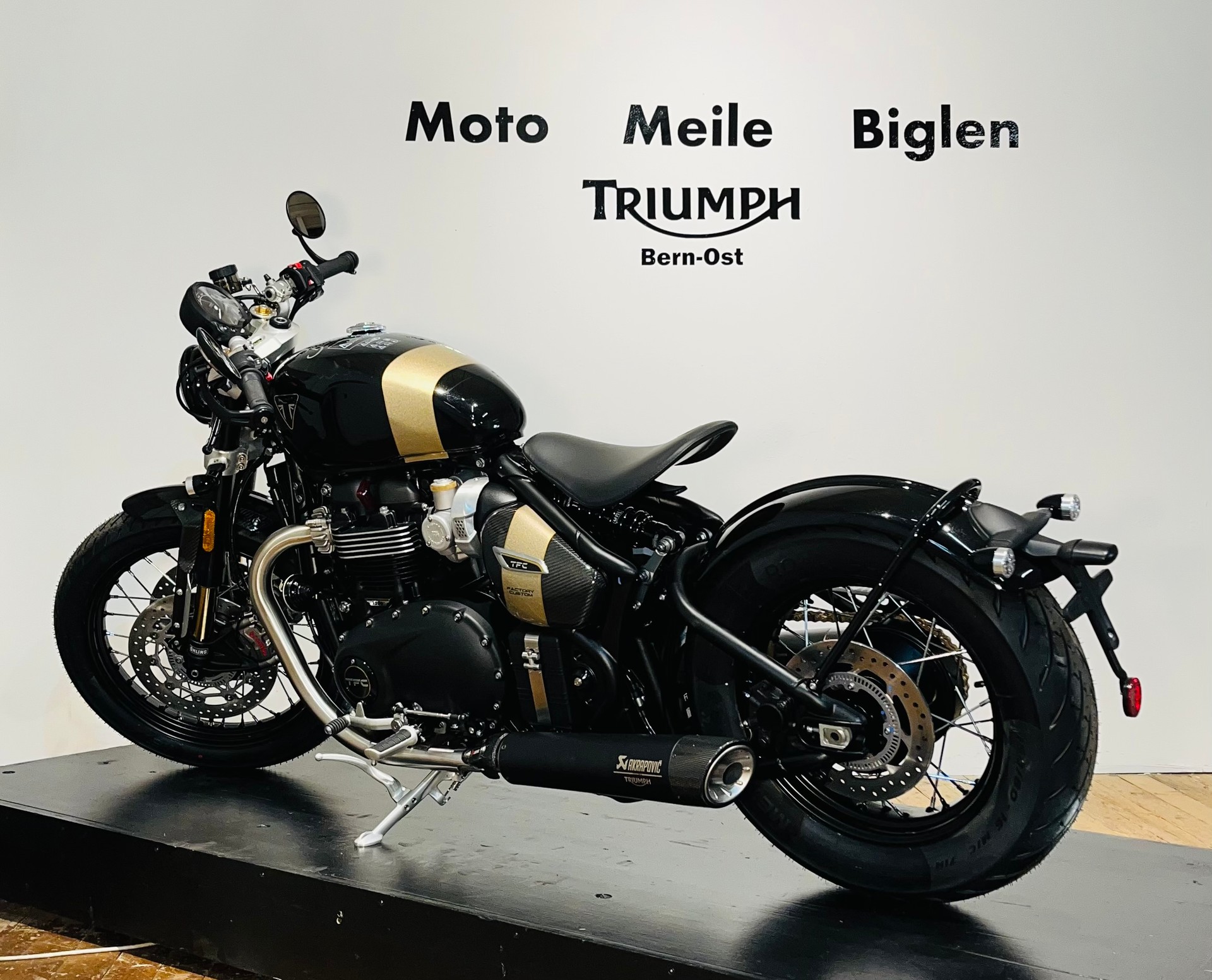 TRIUMPH-showroom-element-2