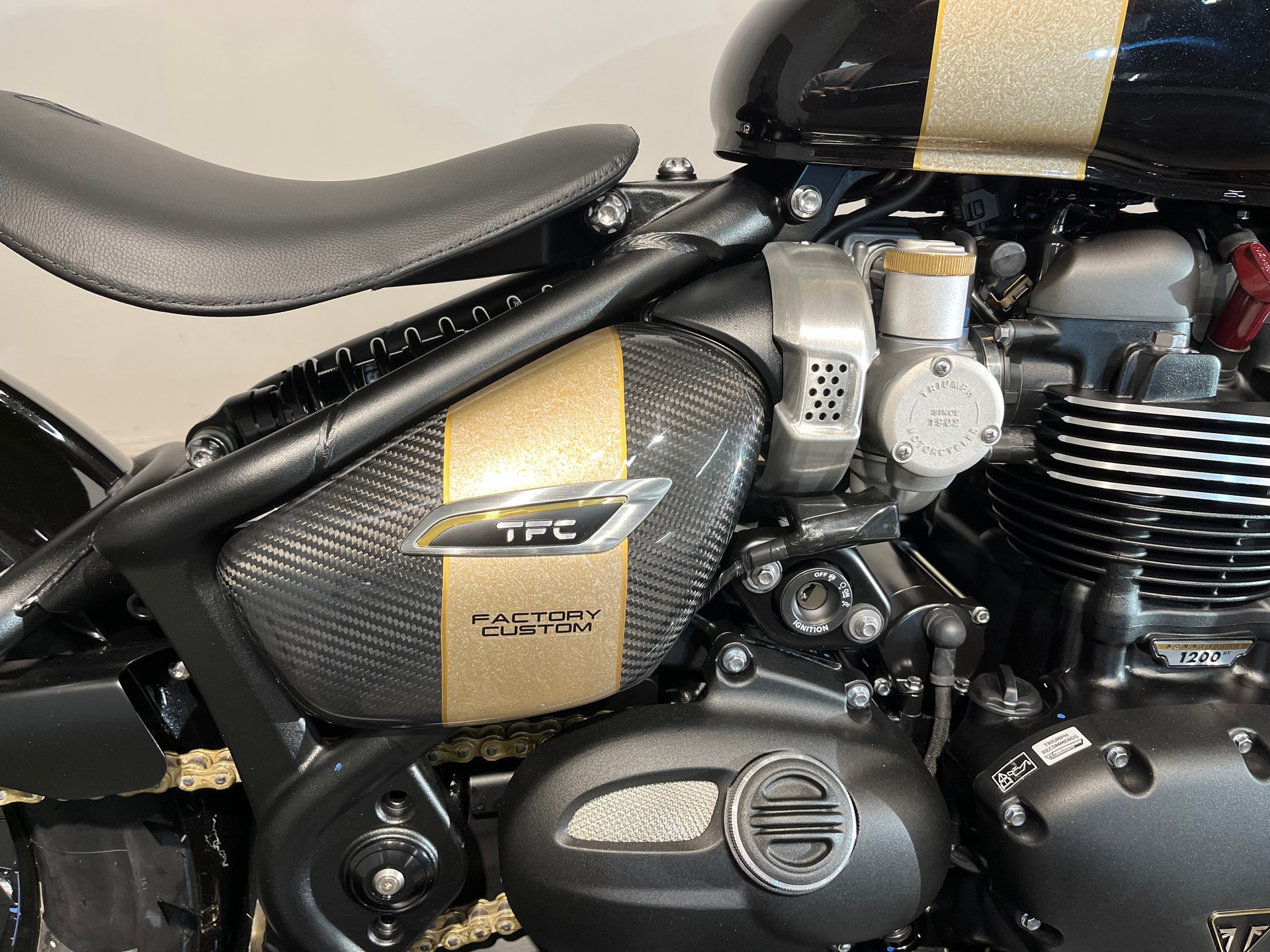TRIUMPH-showroom-element-1