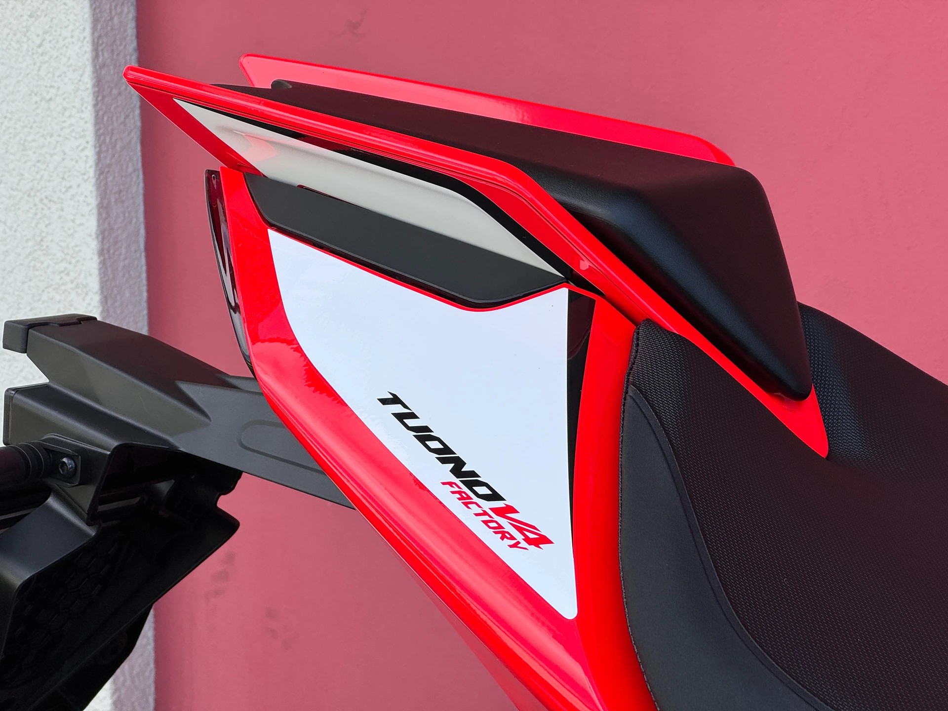 APRILIA Tuono V4 1100 Factory SE 09 SBK-image-8