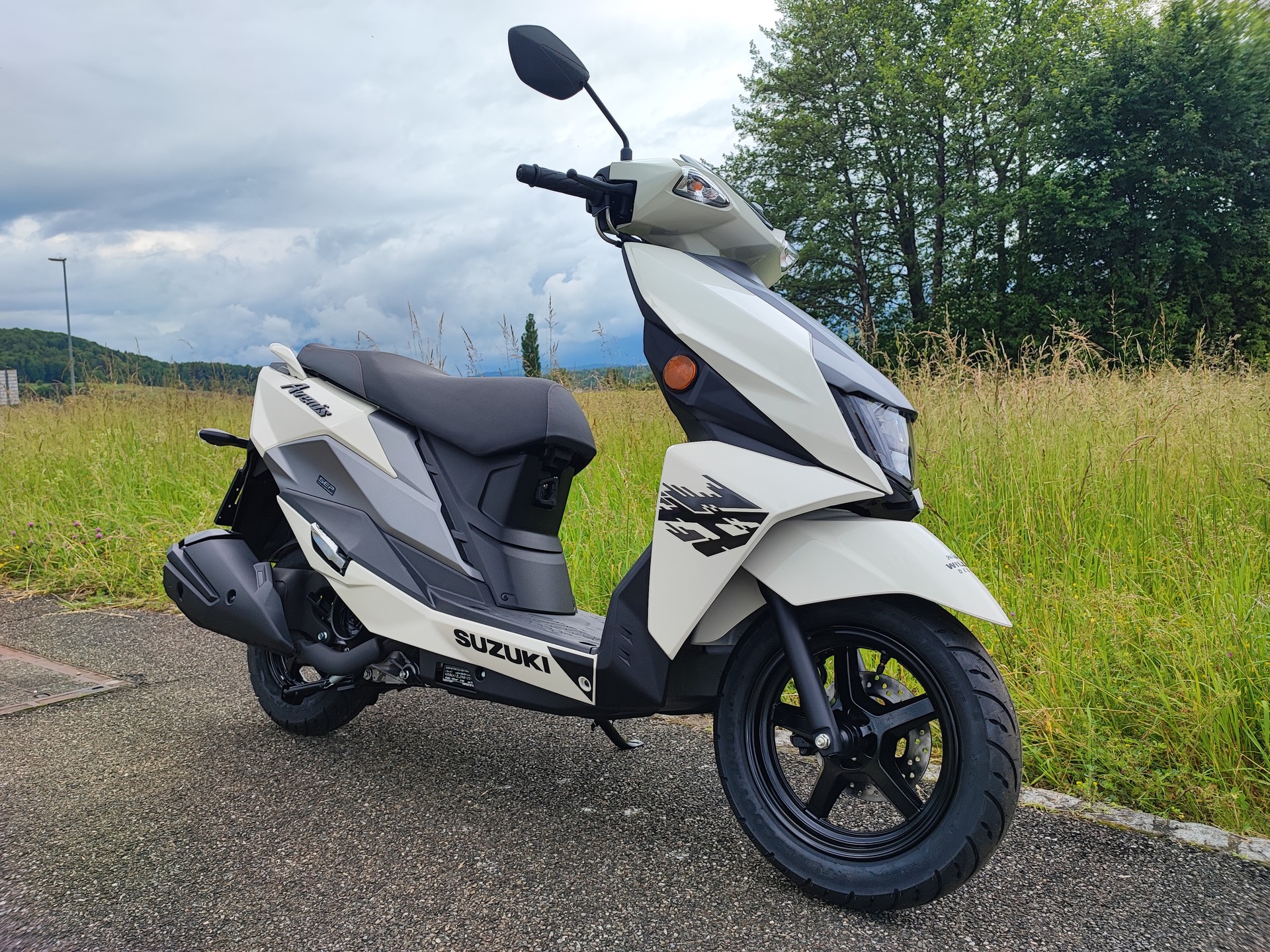 SUZUKI UN 125 Avenis-showroom-element-3