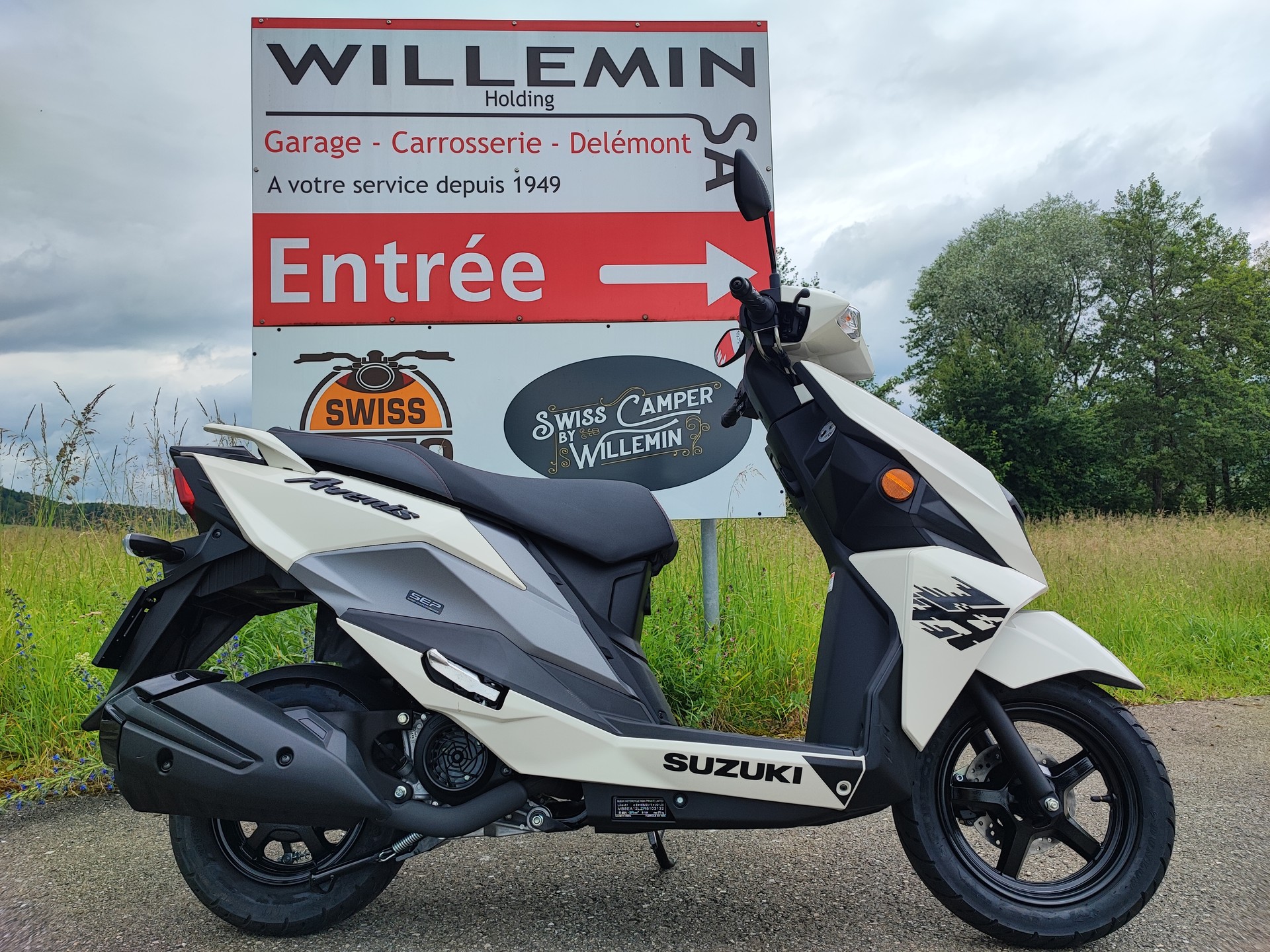 SUZUKI UN 125 Avenis-showroom-element-1