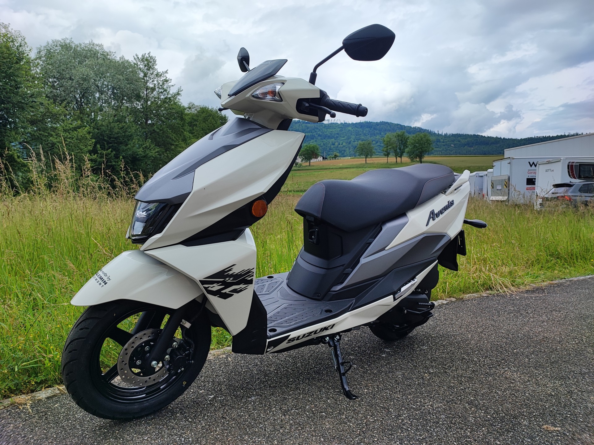 SUZUKI UN 125 Avenis-showroom-element-2