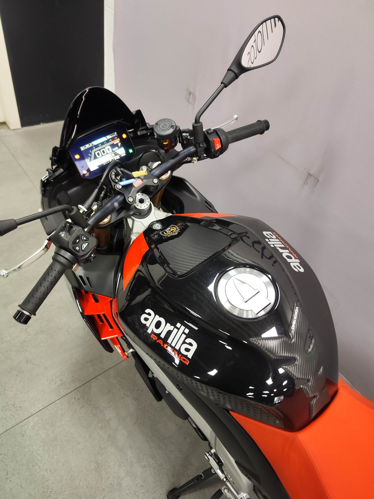 APRILIA Tuono V4 1100 Factory-image-4