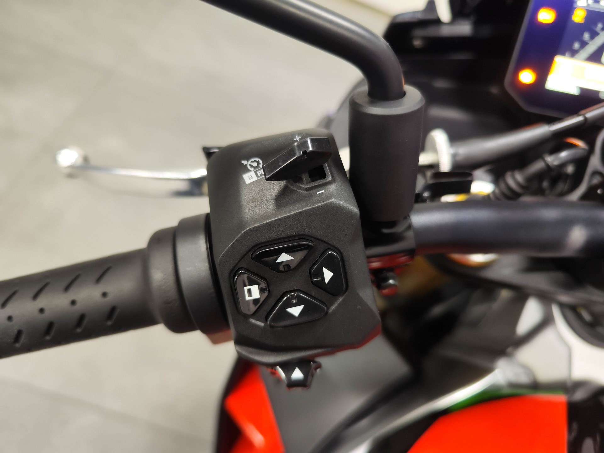 APRILIA Tuono V4 1100 Factory-image-6