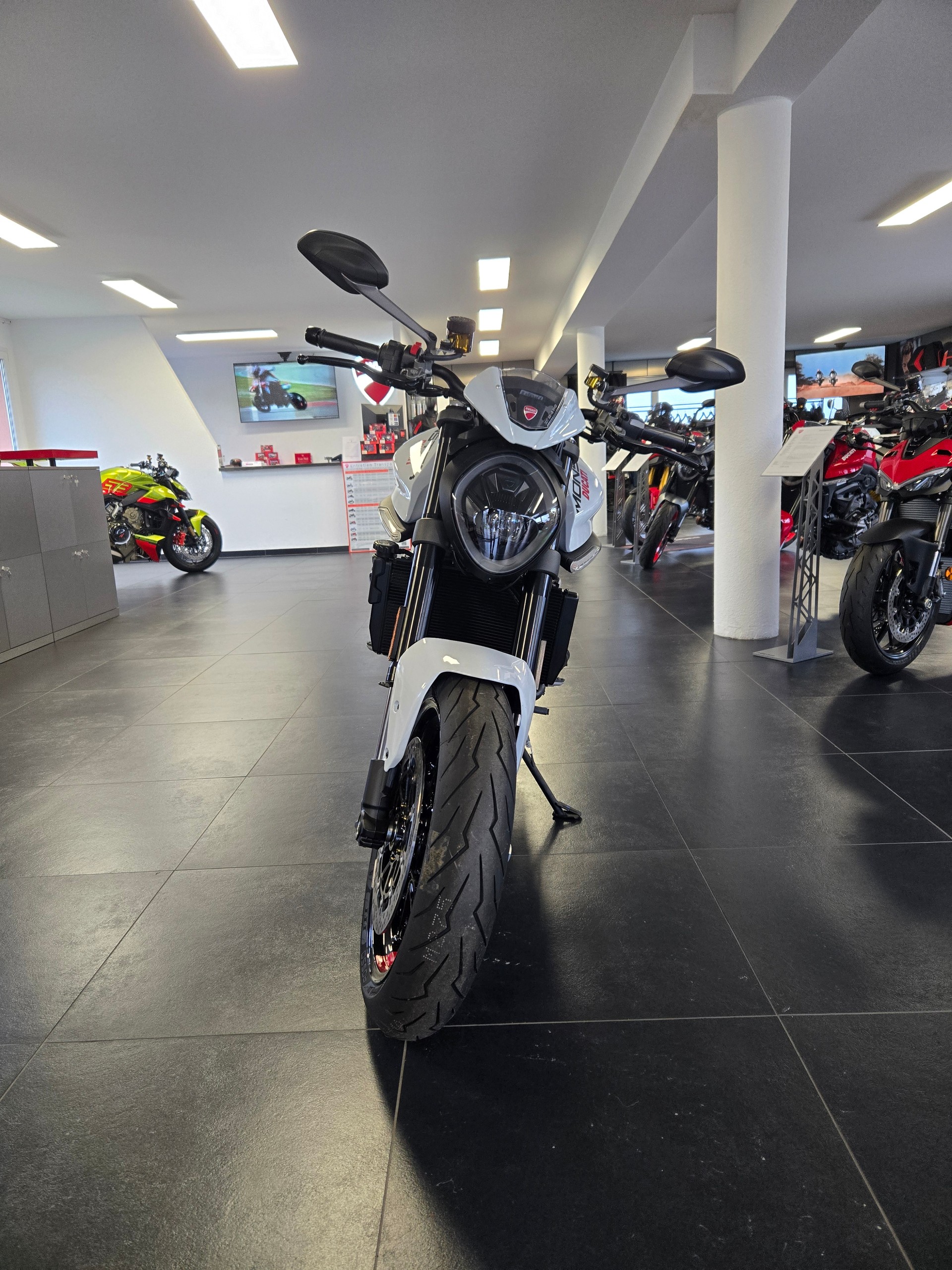 DUCATI Monster + 937 // LEASING 1,99% ARES MOTORS-showroom-element-2