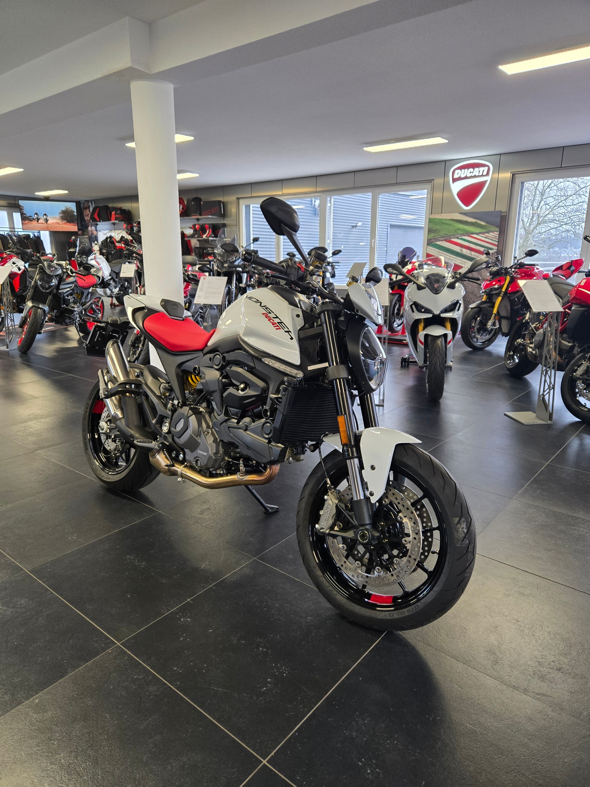 DUCATI Monster + 937 // LEASING 1,99% ARES MOTORS-showroom-element-1