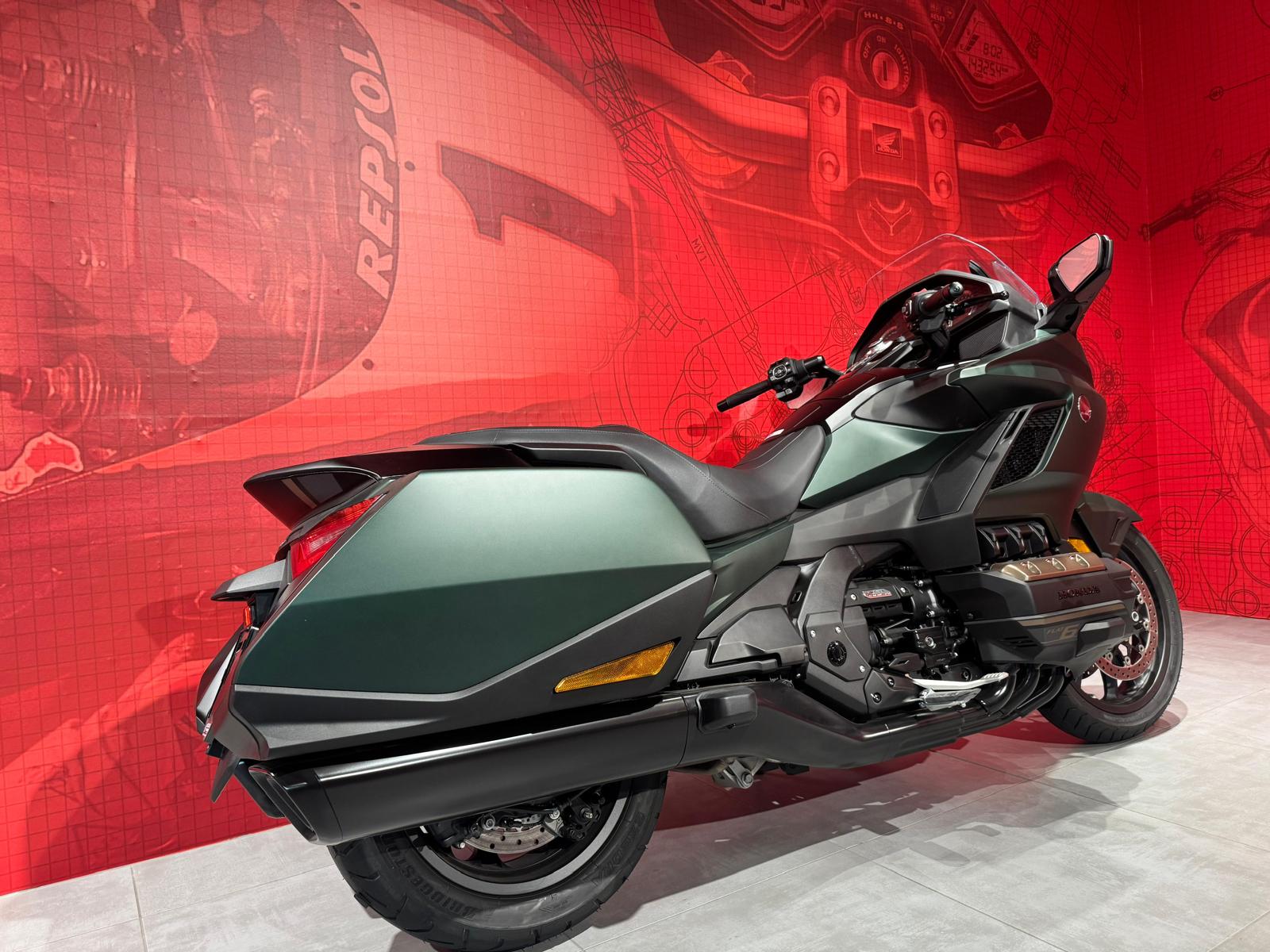 HONDA BAGGER-DCT-showroom-element-2