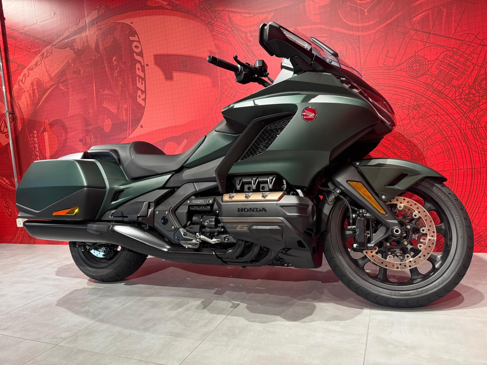 HONDA BAGGER-DCT-showroom-element-1