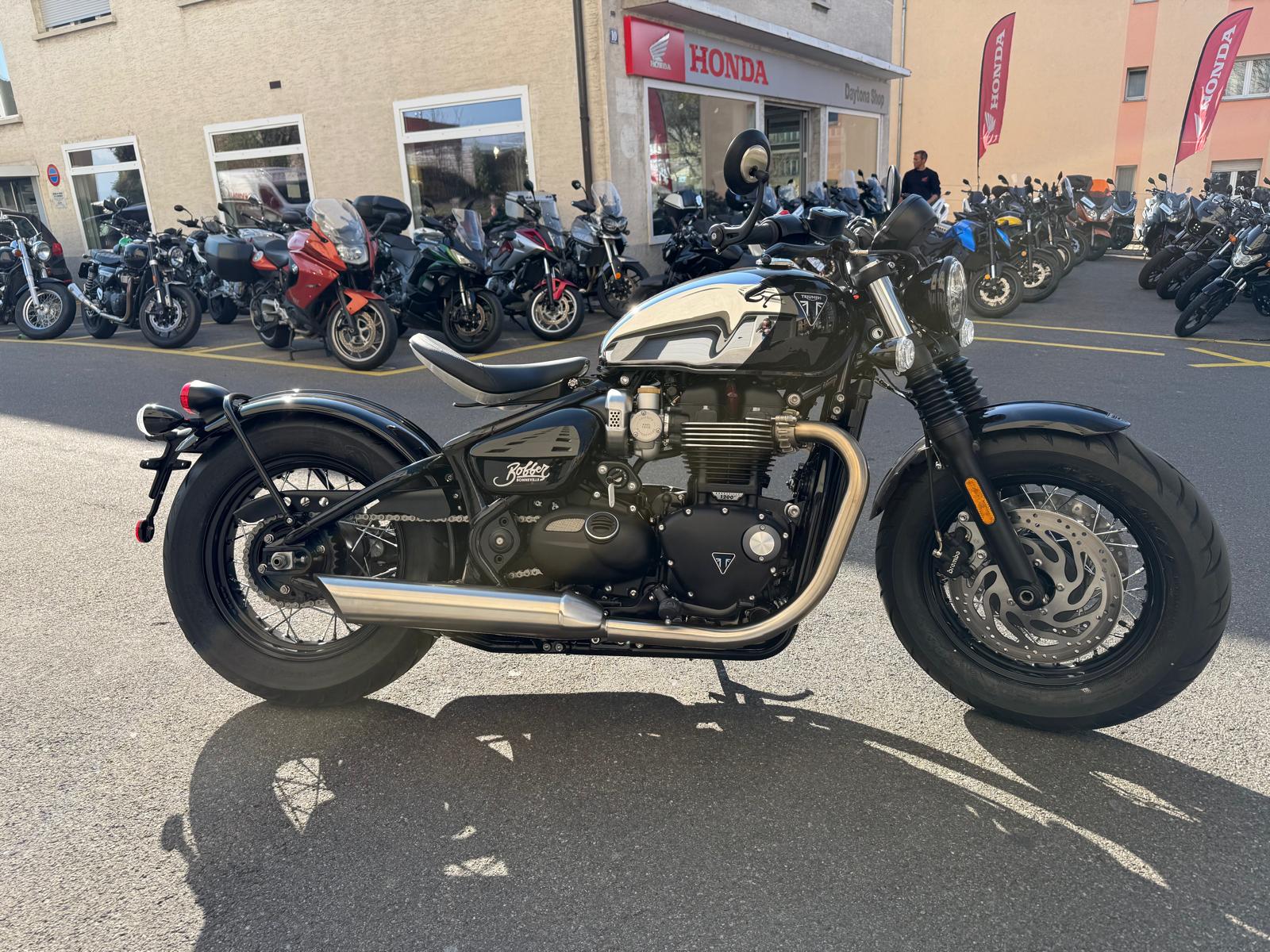TRIUMPH Bonneville 1200  Bobber Special Edition-showroom-element-3