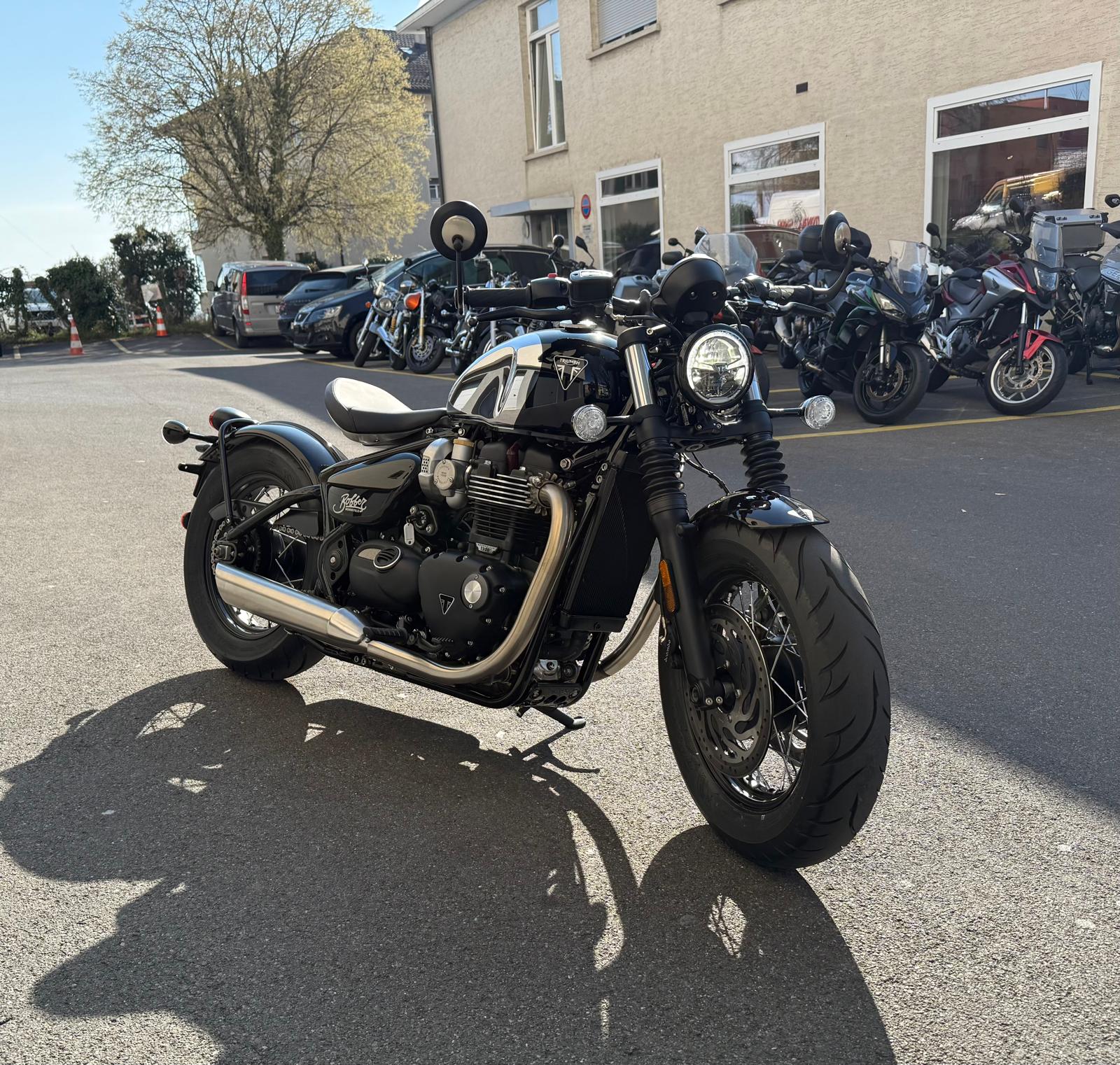 TRIUMPH Bonneville 1200  Bobber Special Edition-showroom-element-1