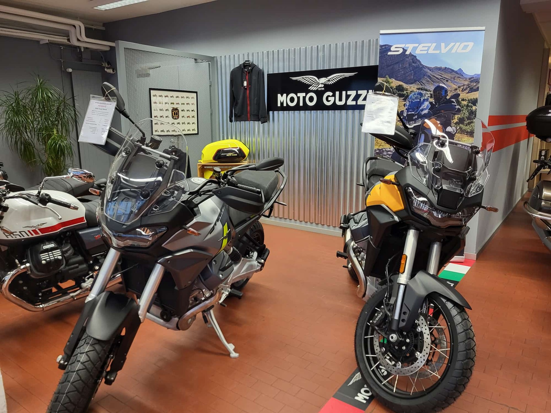 MOTO GUZZI V85 TT Premium Graphics 2-Tone-image-12